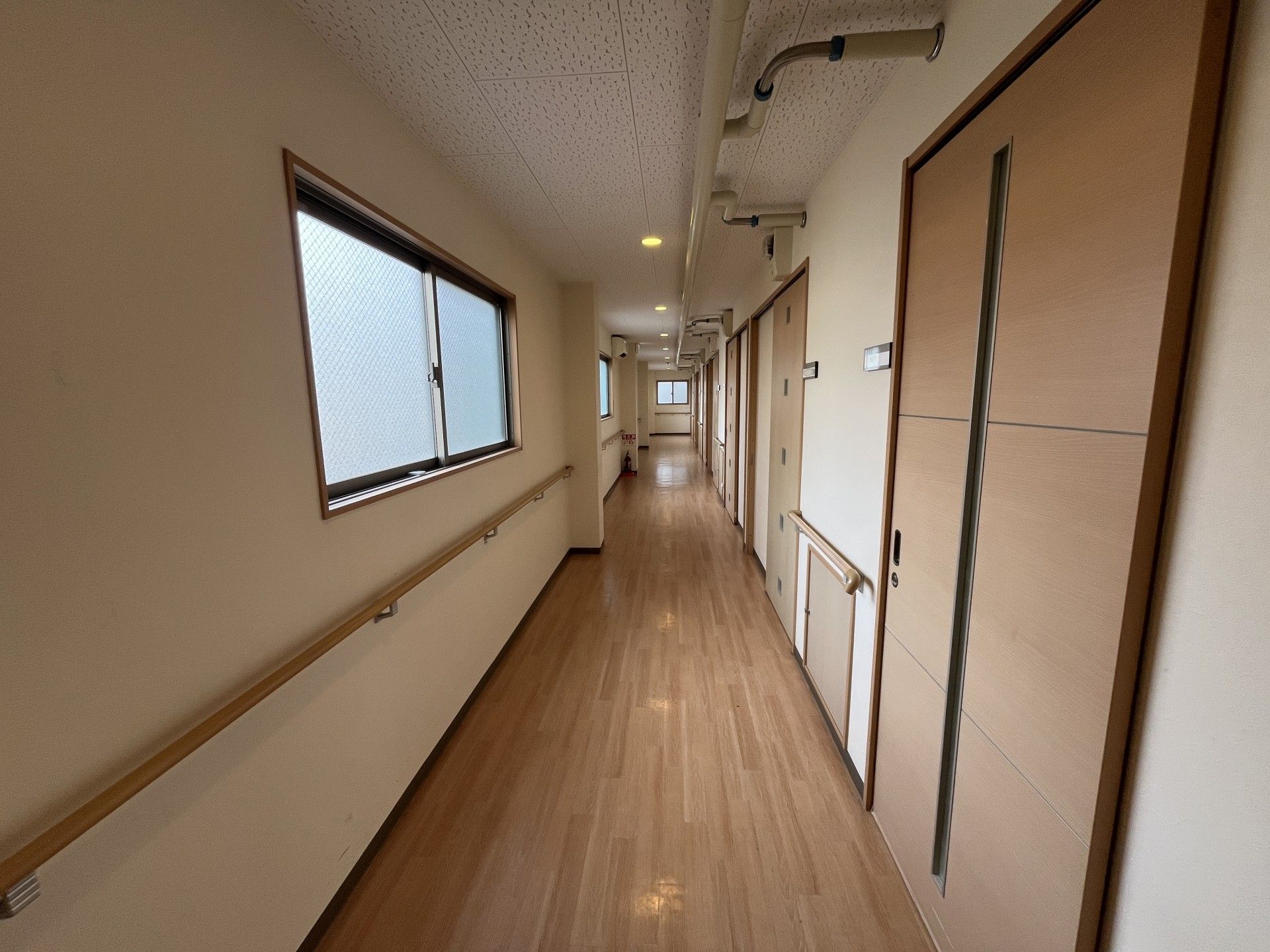 手すり付きの長い廊下