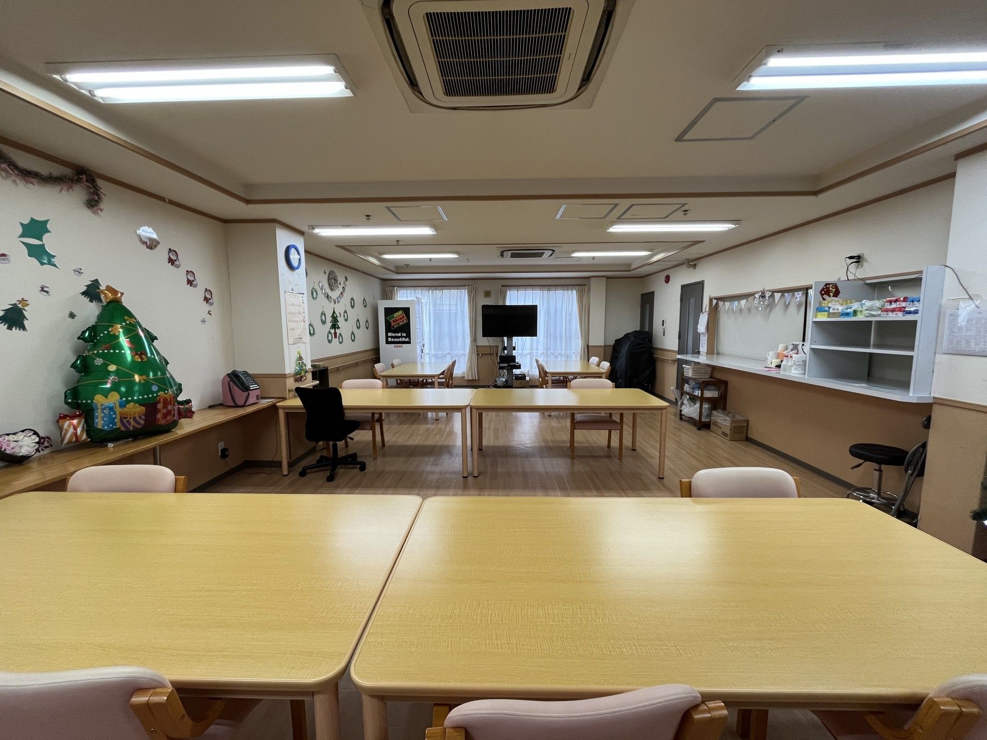 飾り付けがされた広い部屋
