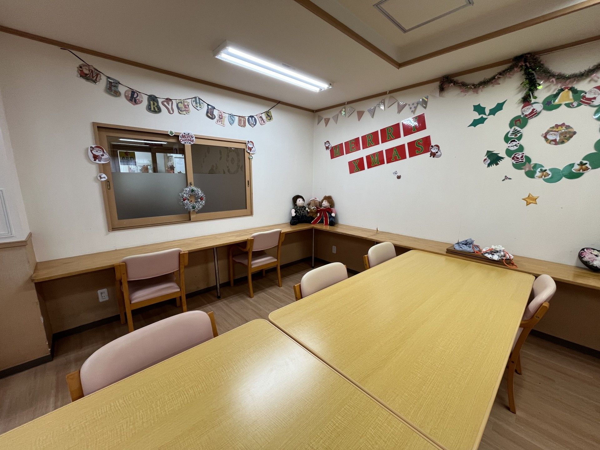 クリスマス装飾のある部屋