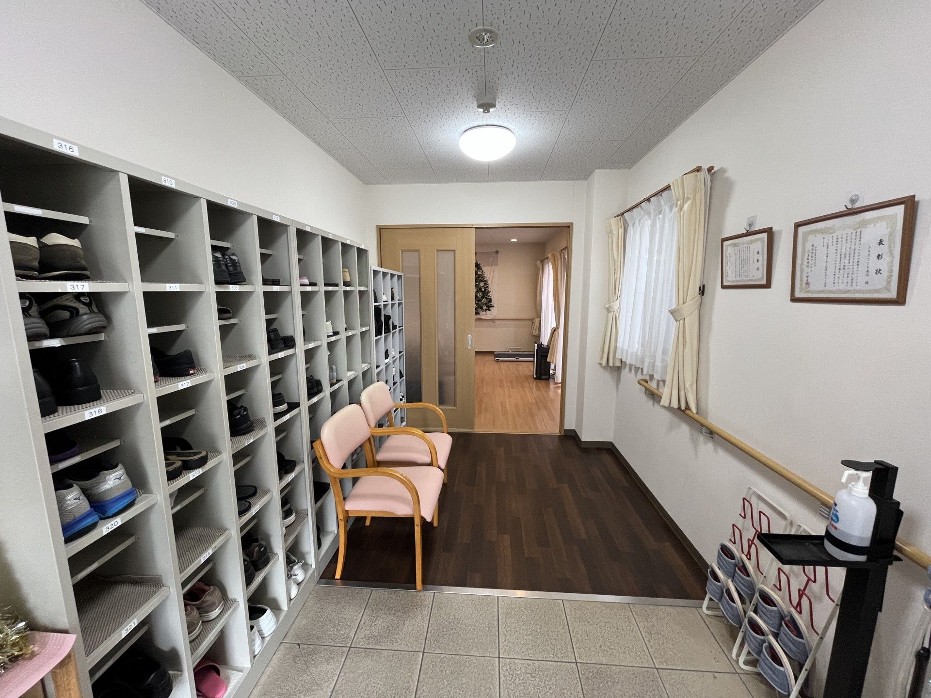靴箱と椅子のある廊下