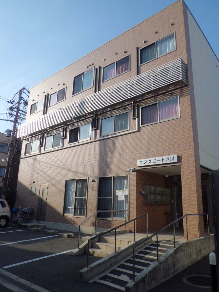 明るい施設の外観