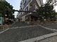 建物の外観と周辺の道路