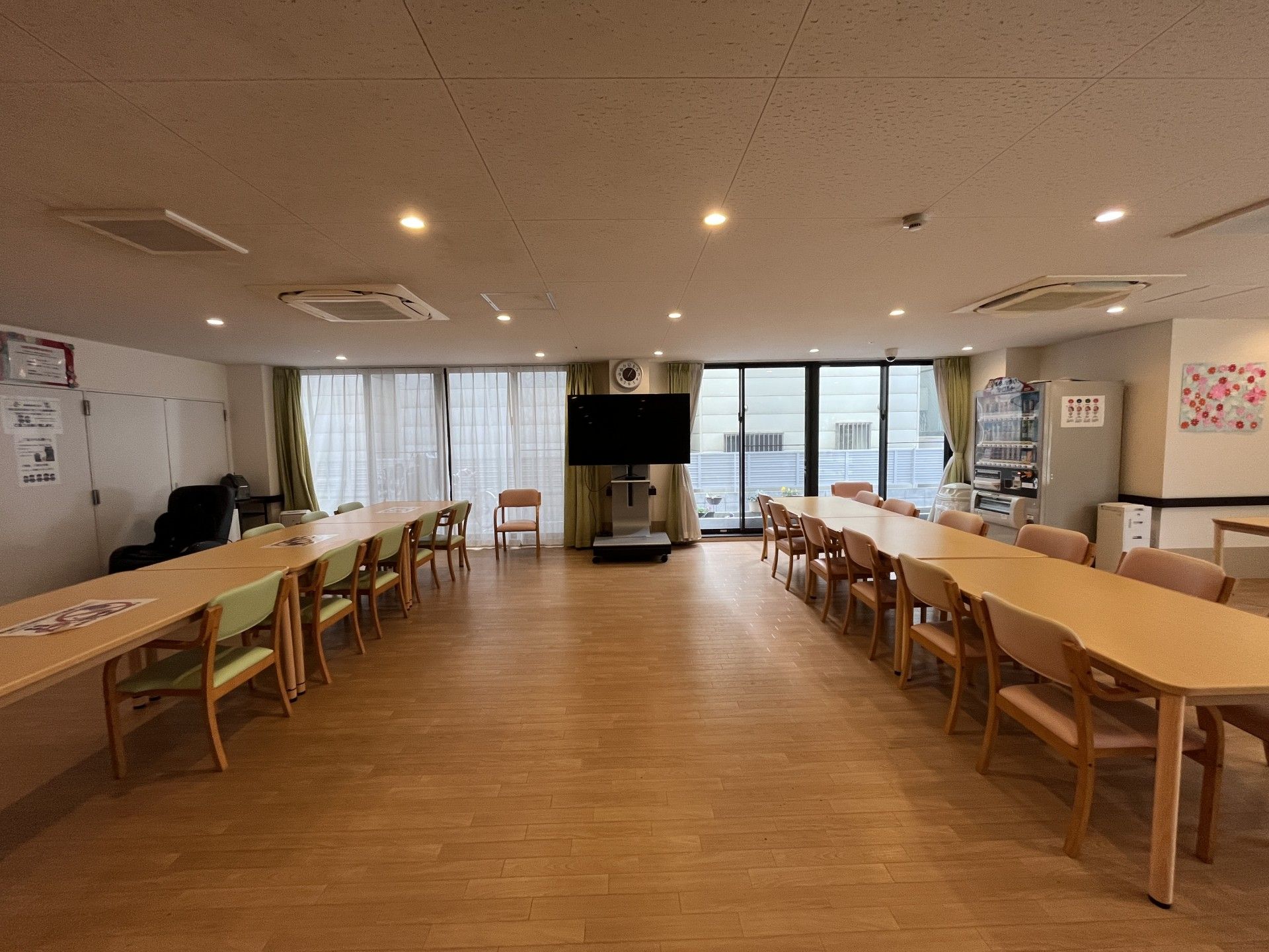 広いテーブルのある部屋
