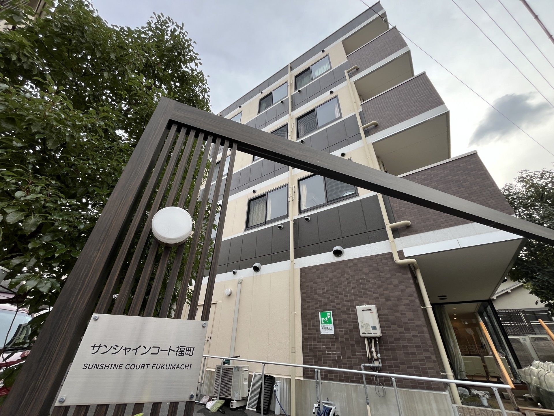 建物の外観とエントランス
