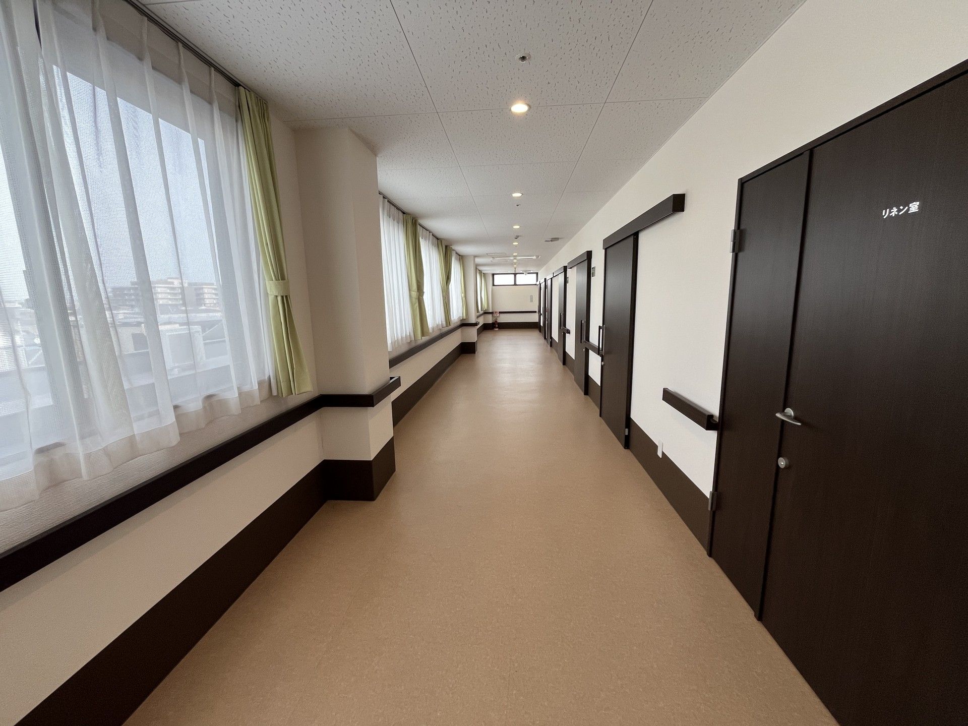 長い廊下と窓