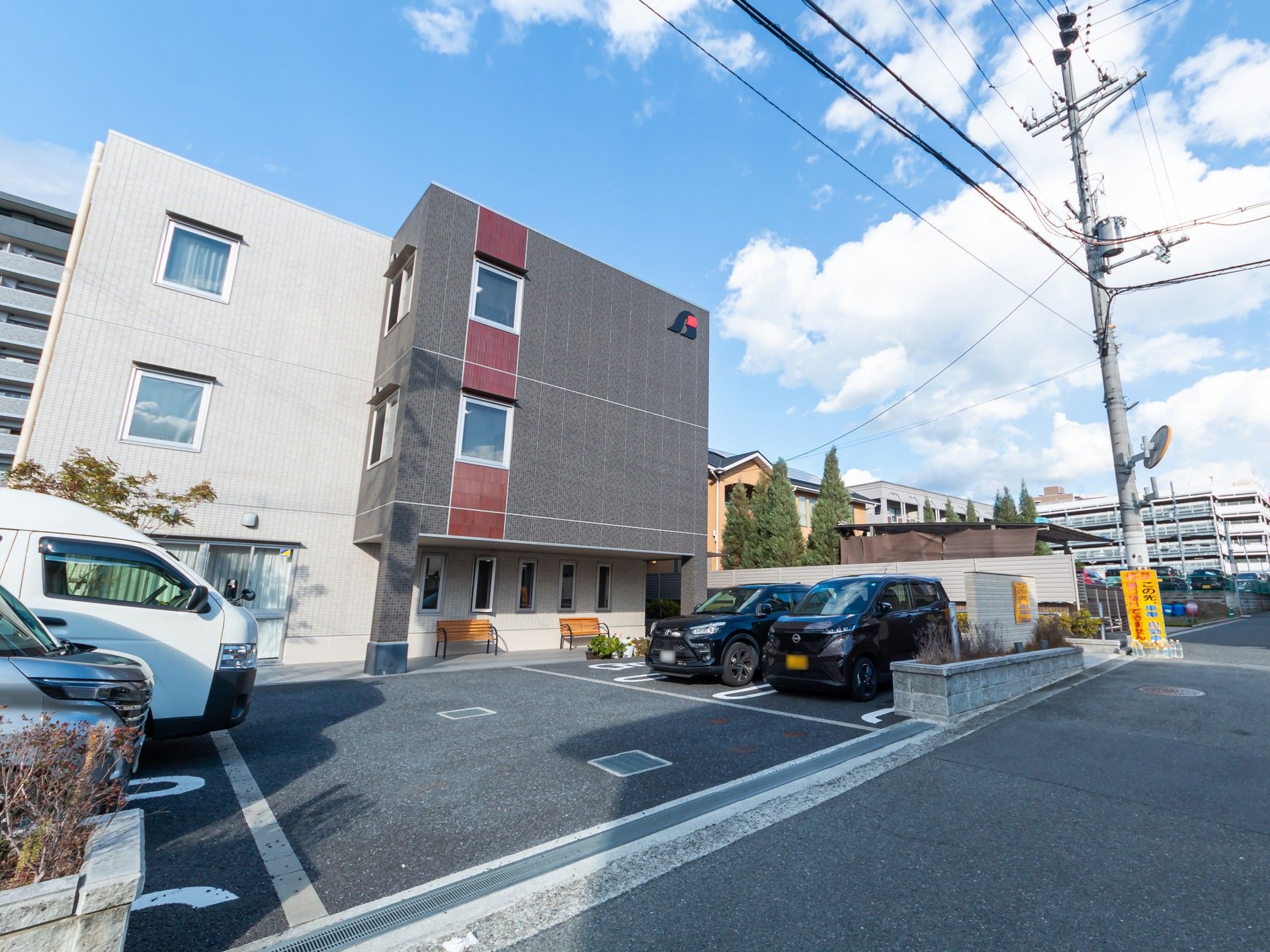 駐車場のある建物外観