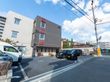 駐車場のある建物外観