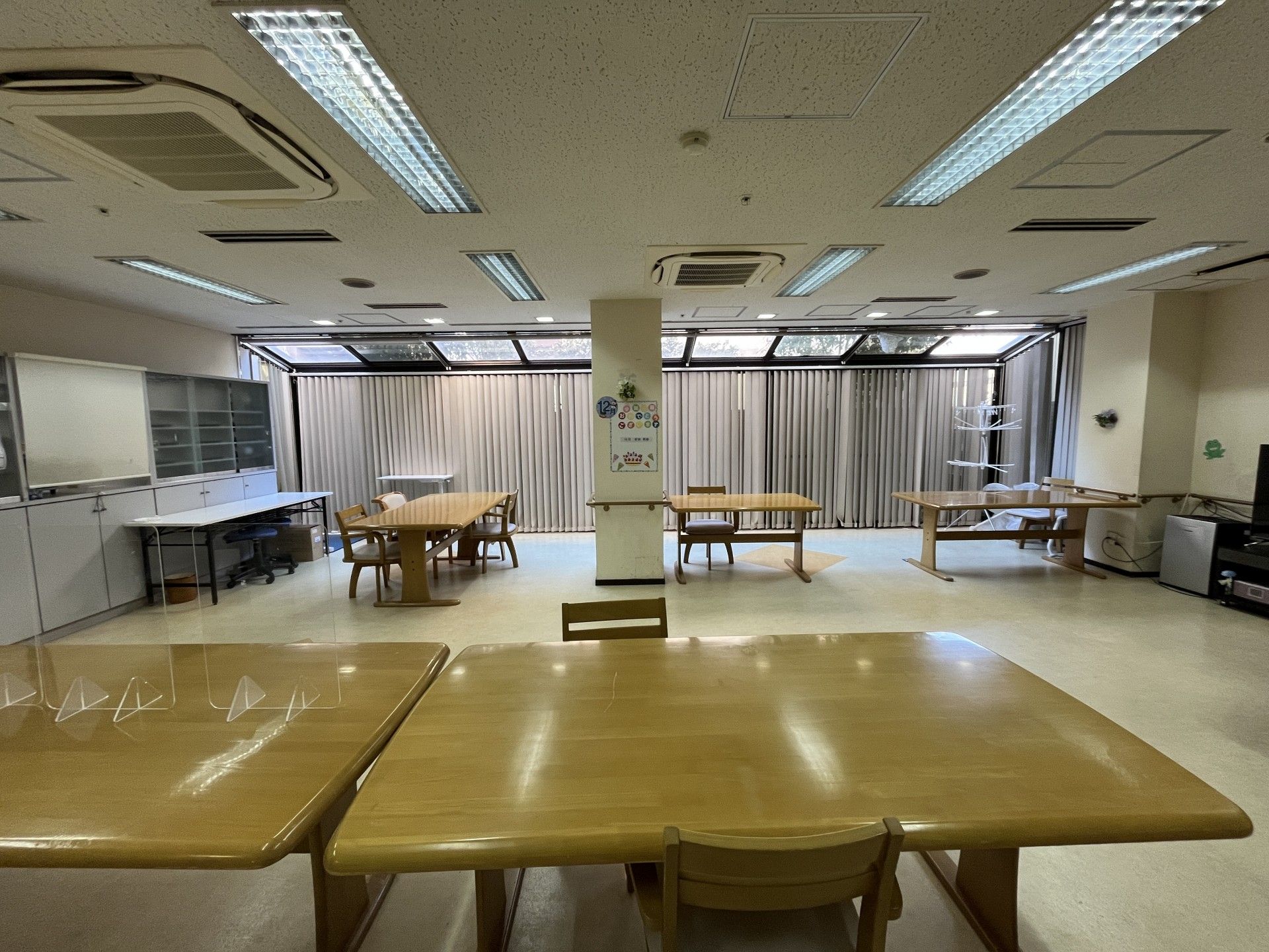 広いテーブルのある部屋