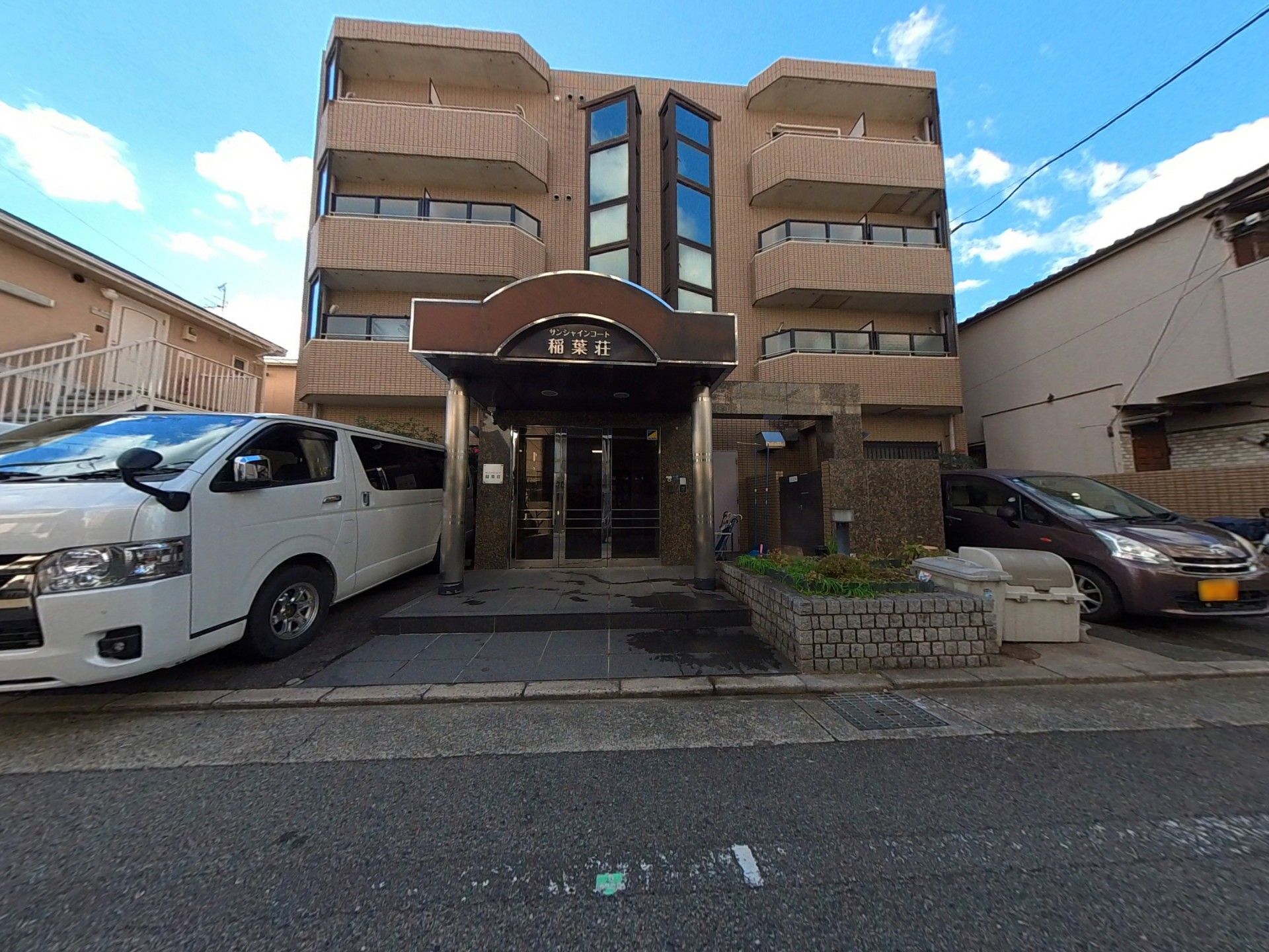 建物の正面玄関