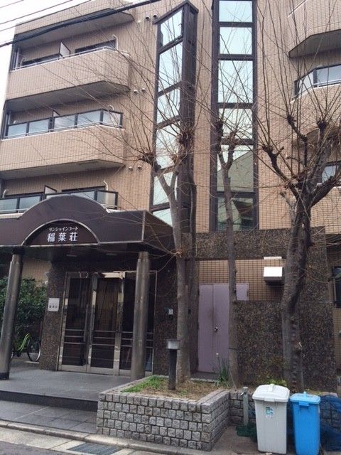 落ち着いた雰囲気のエントランス