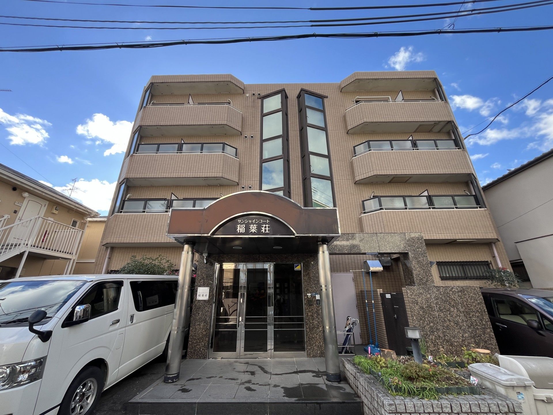 建物の正面玄関