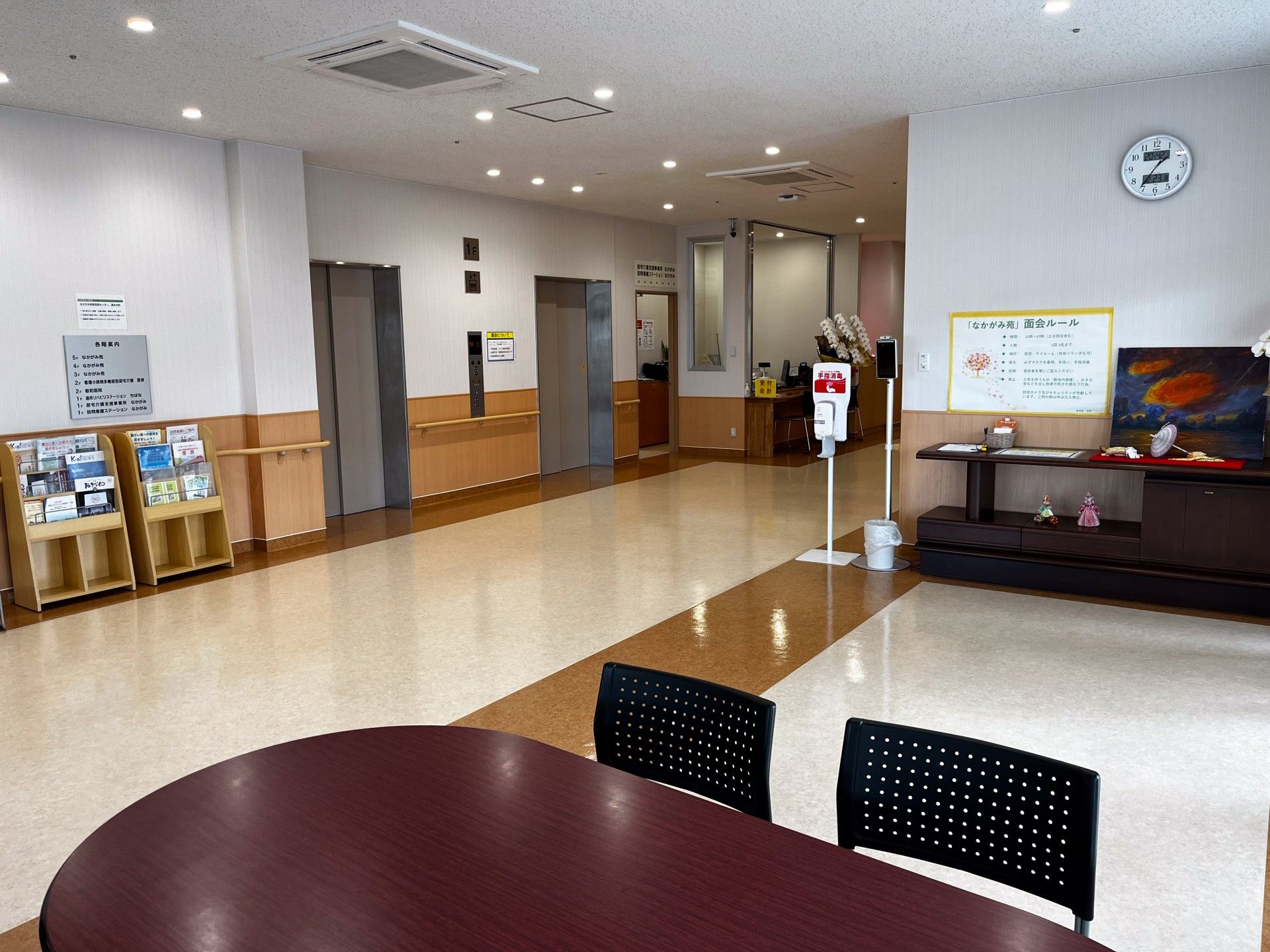 エレベーター前の広い廊下