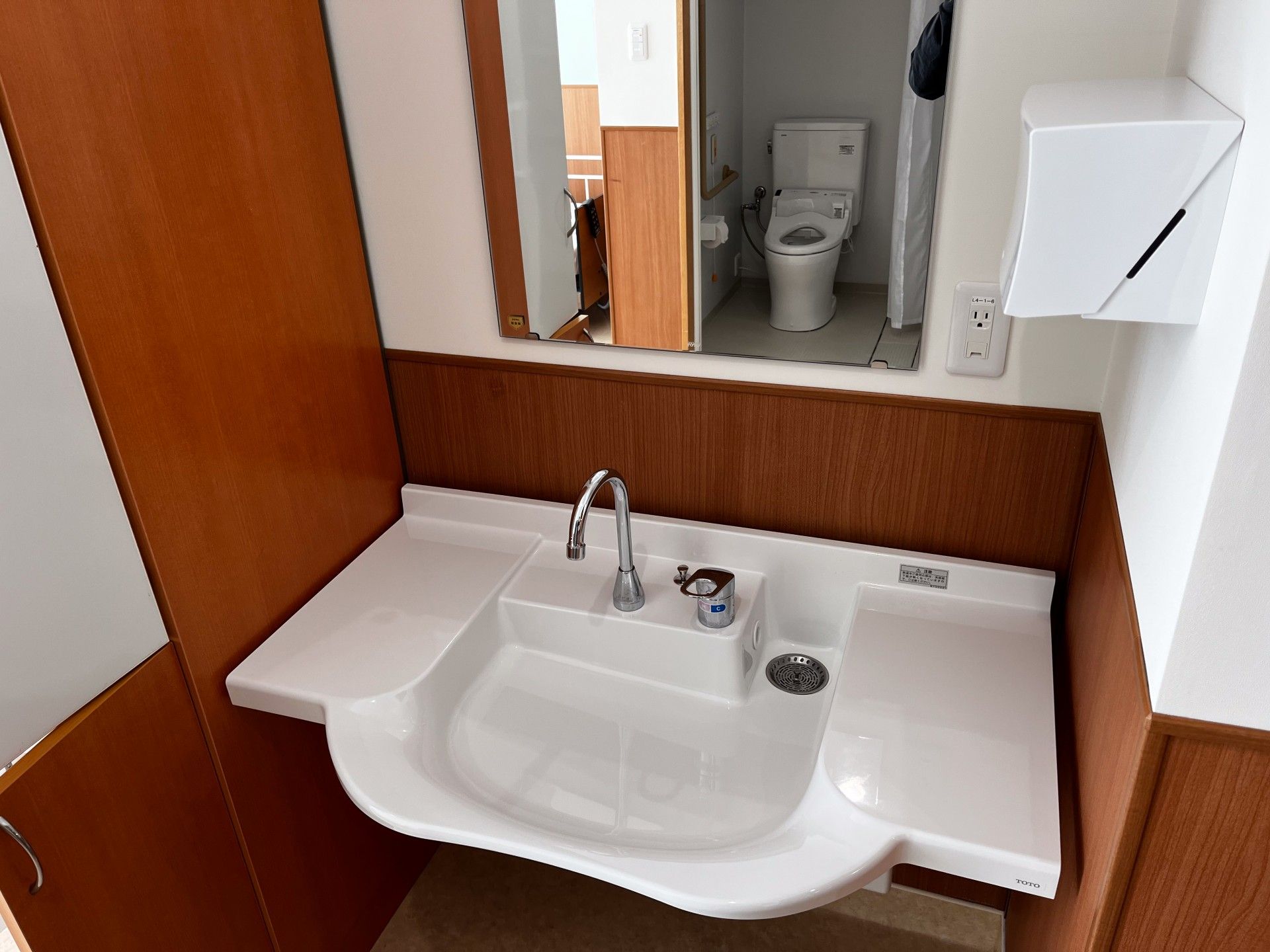洗面台とトイレの空間
