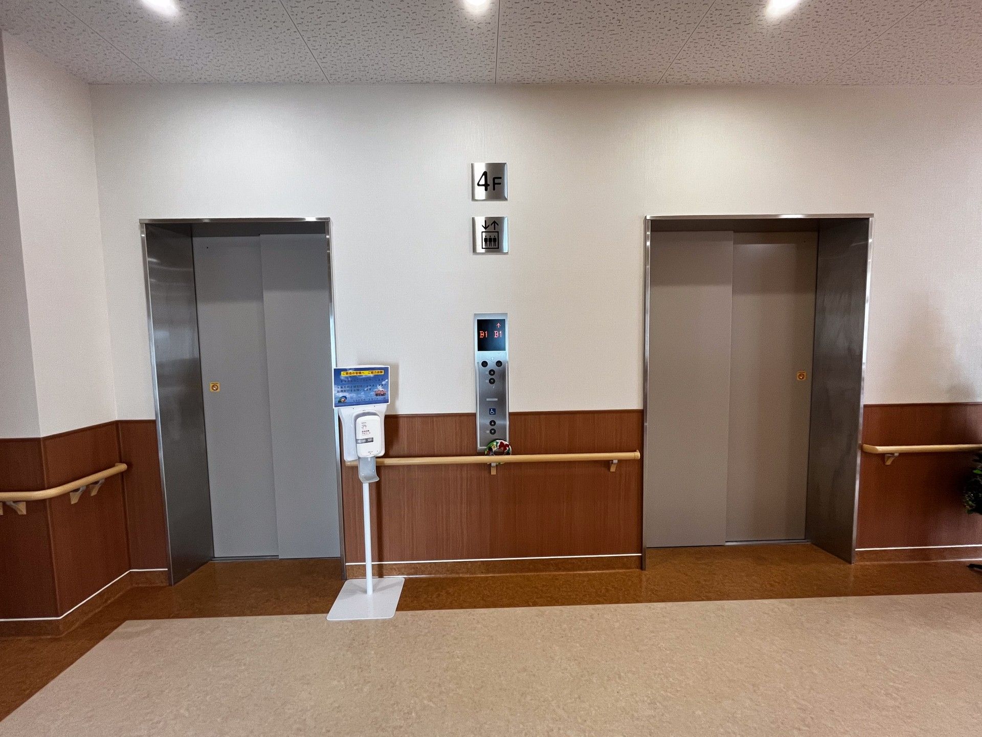 エレベーター前の廊下