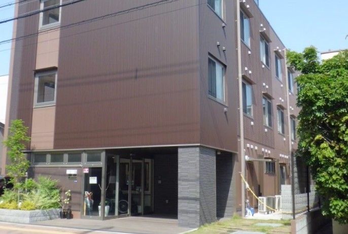 明るい外観の建物入口