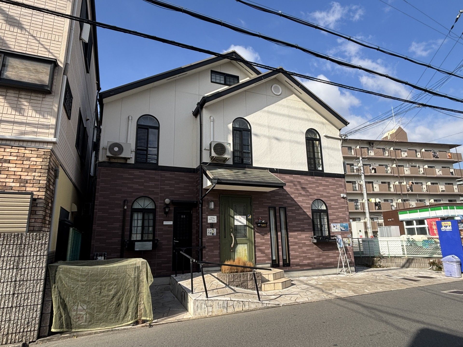 落ち着いた外観の建物