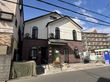 落ち着いた外観の建物