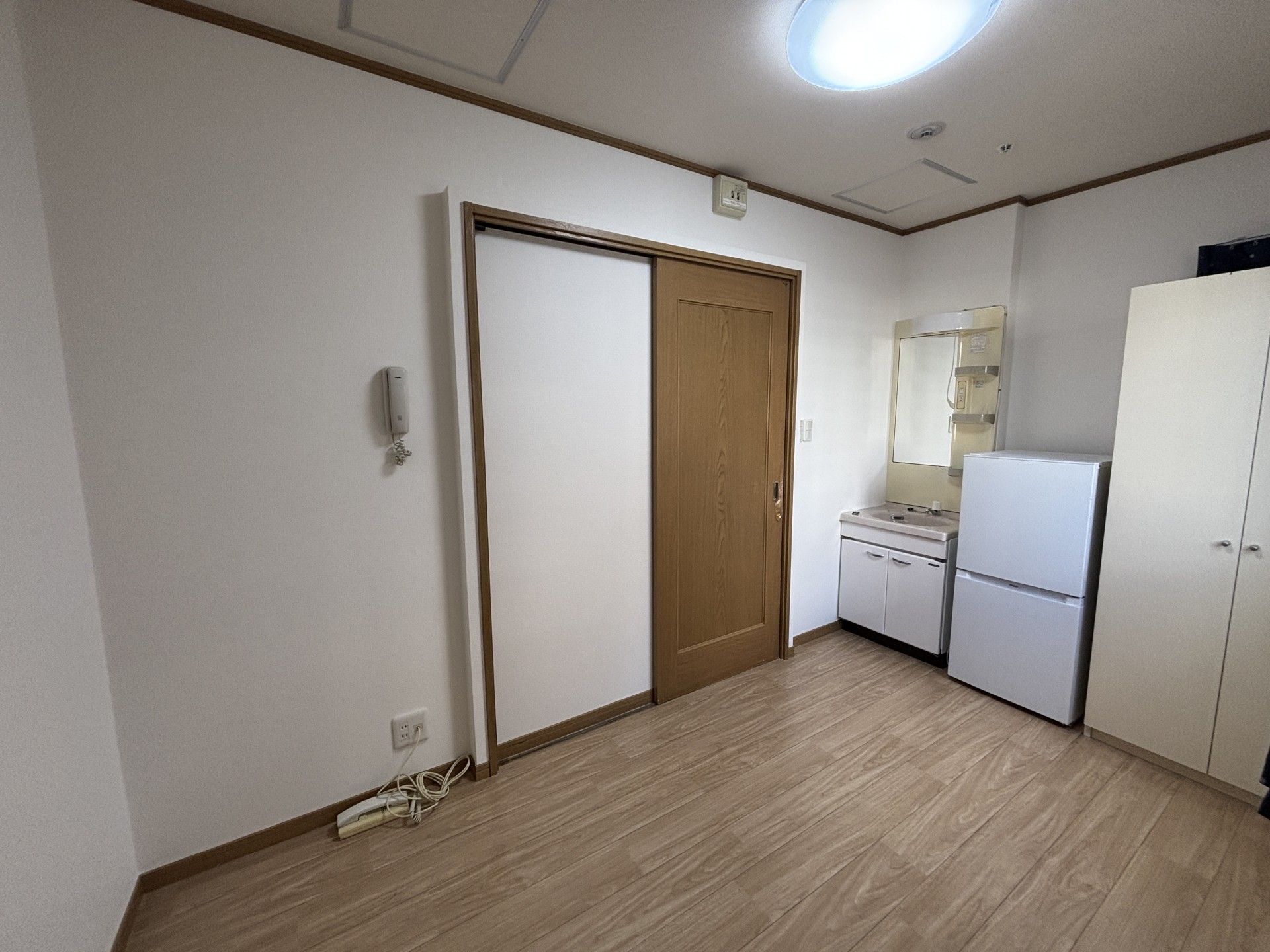 シンプルな居室の一角