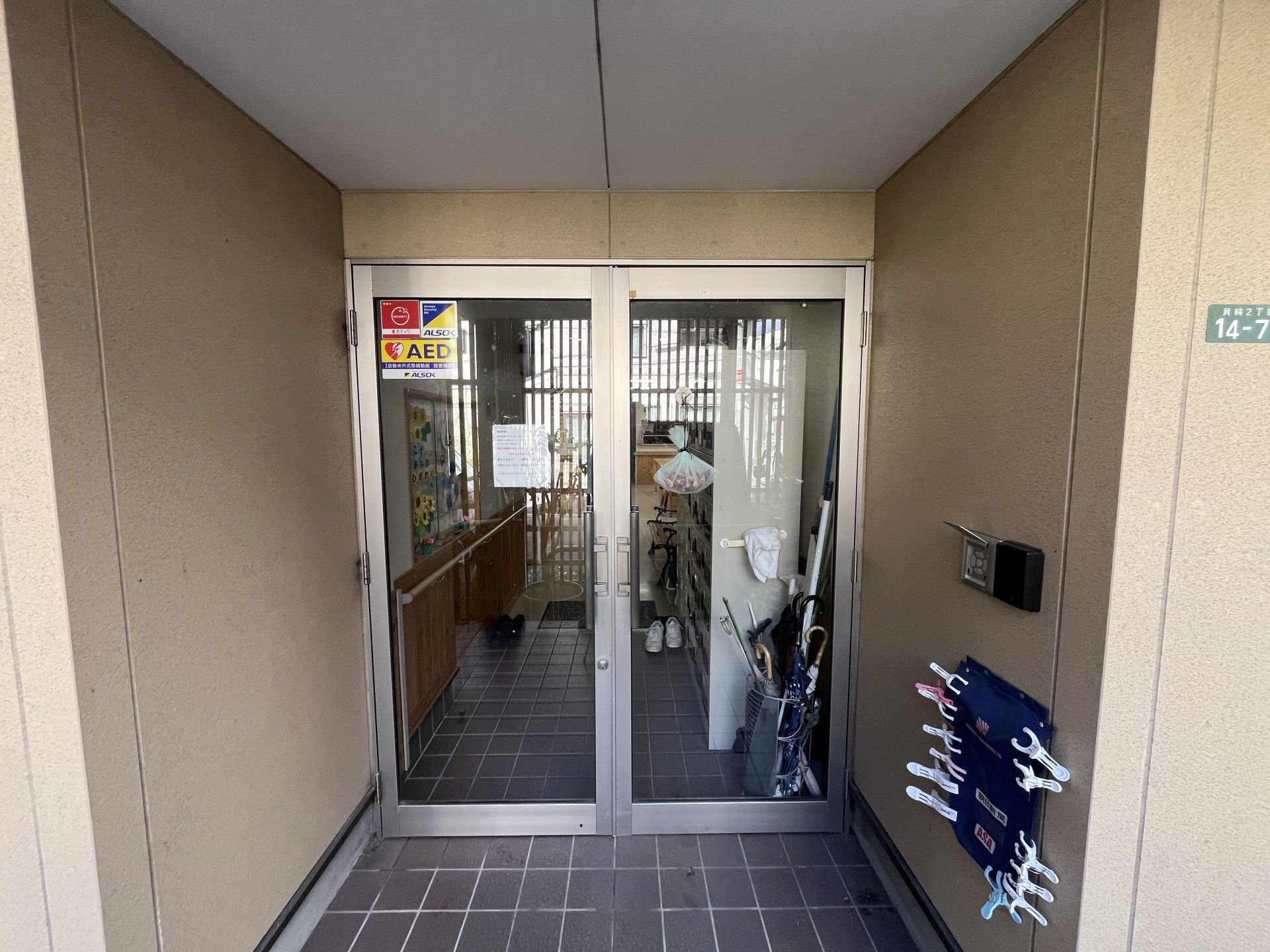ガラス扉の玄関