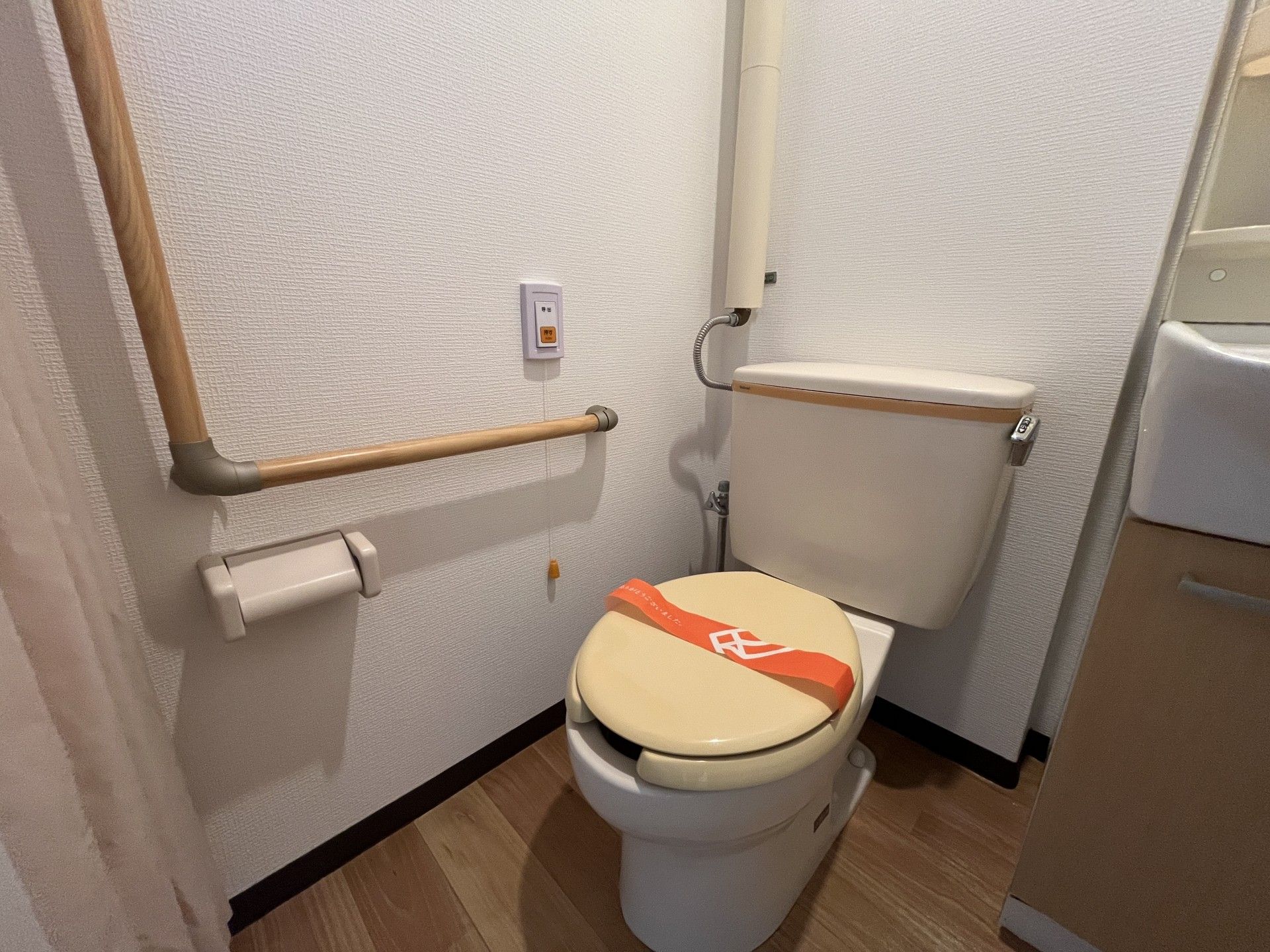 手すり付きのトイレ