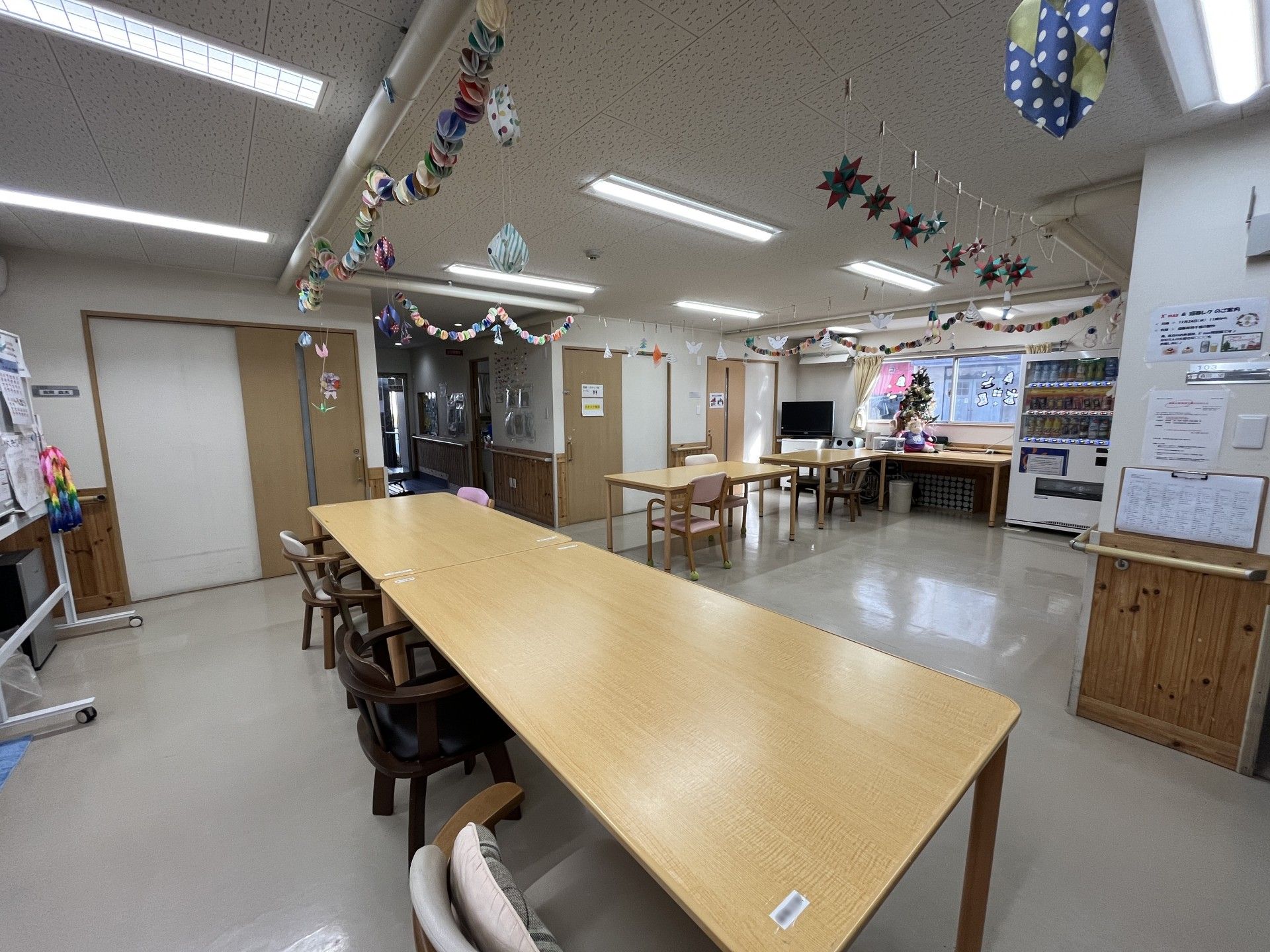 飾りが吊るされた広間