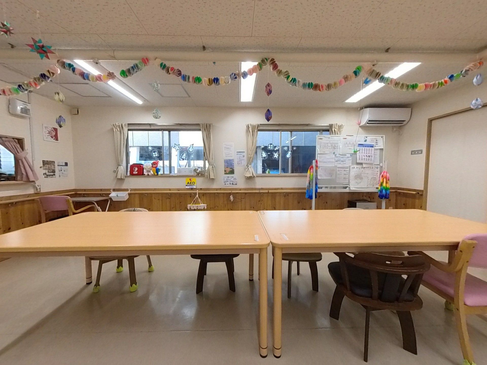飾りが吊るされた広間