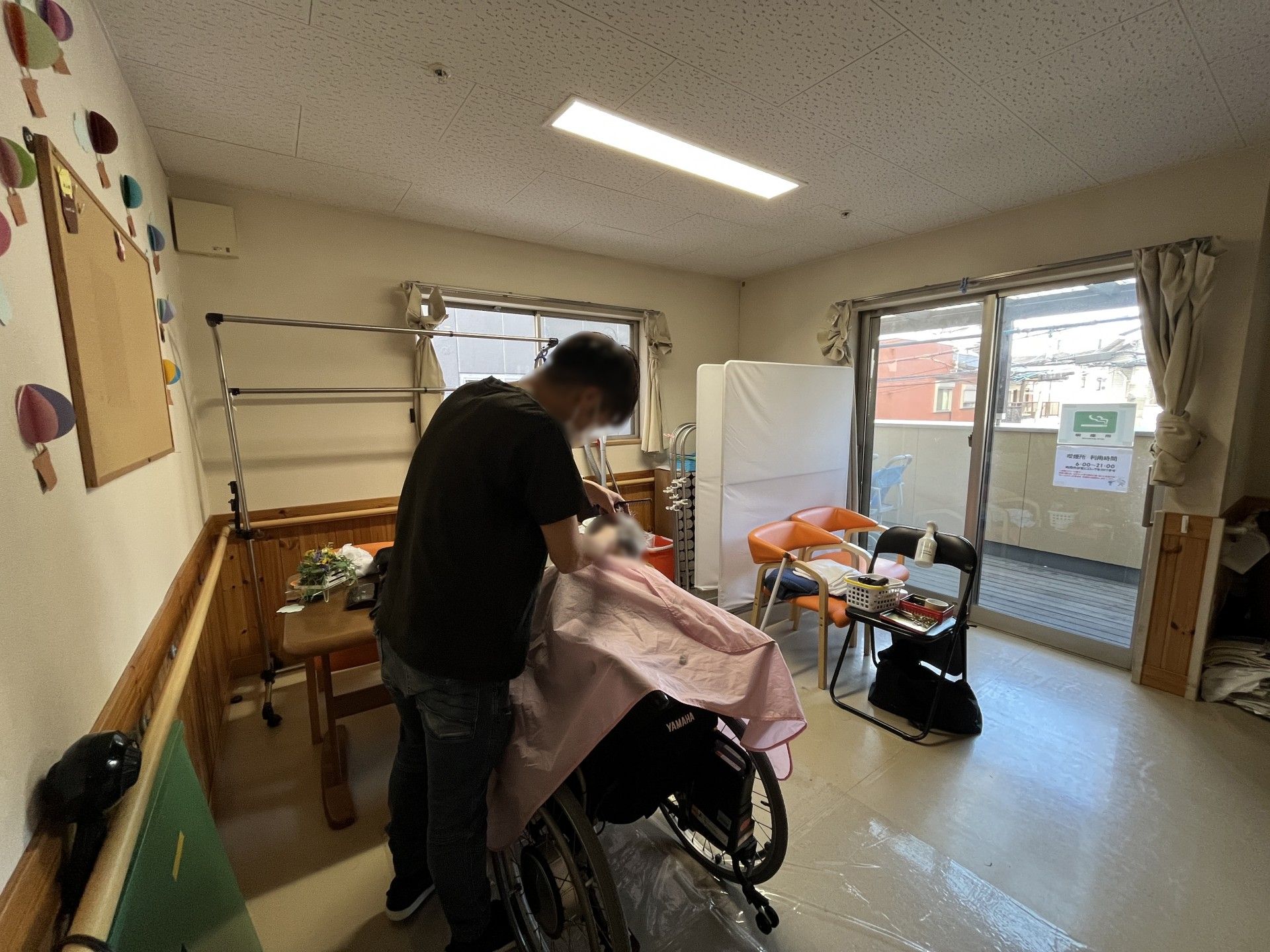 明るい部屋での作業風景