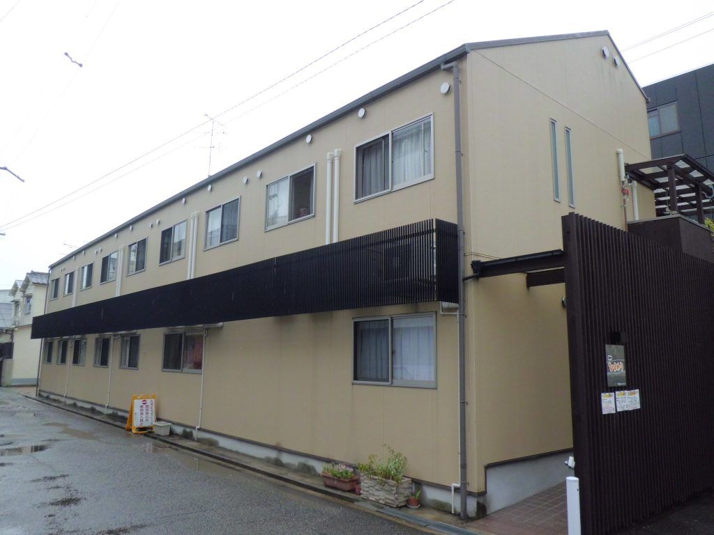 落ち着いた色の外観