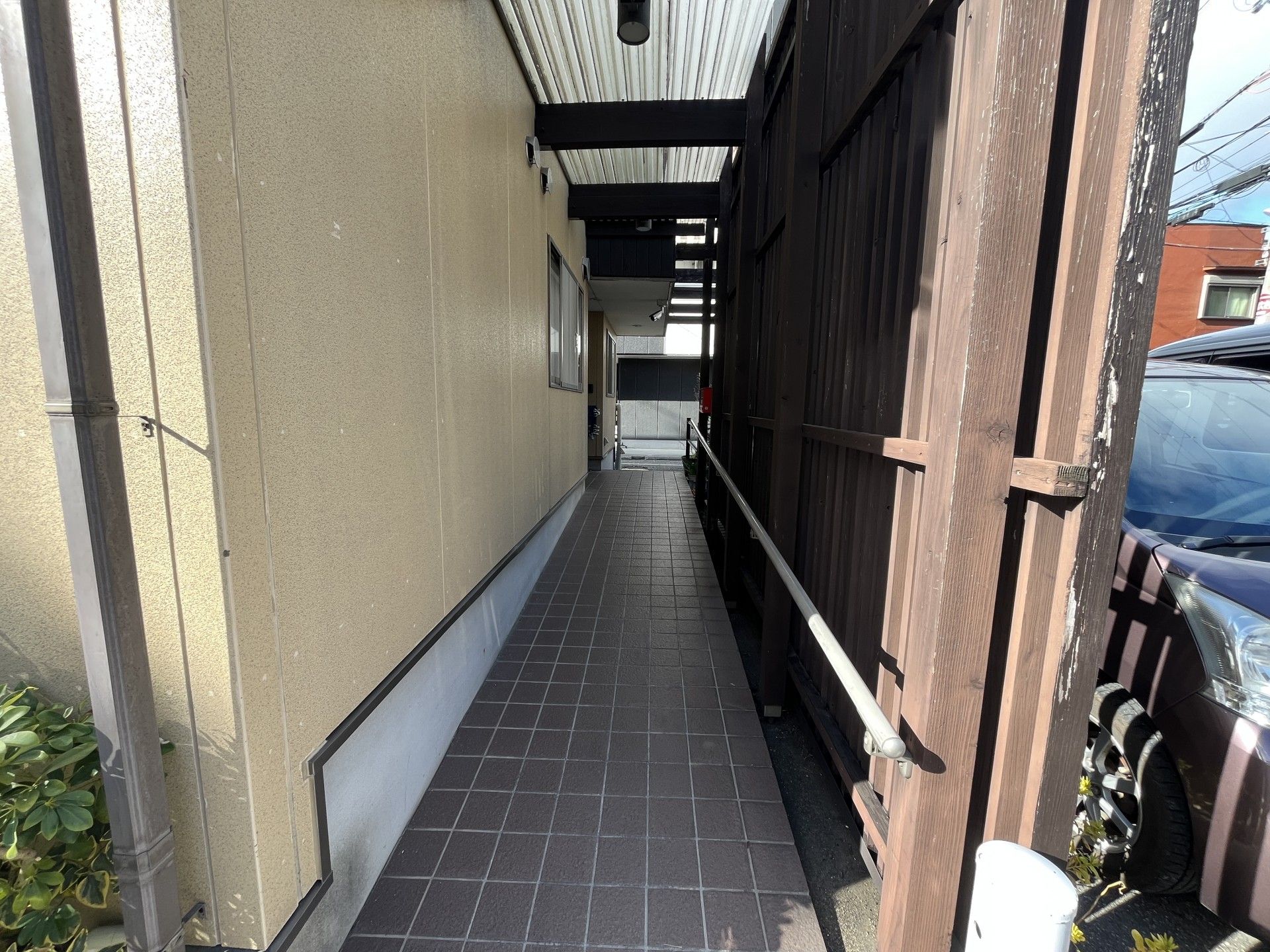 手すり付きの通路