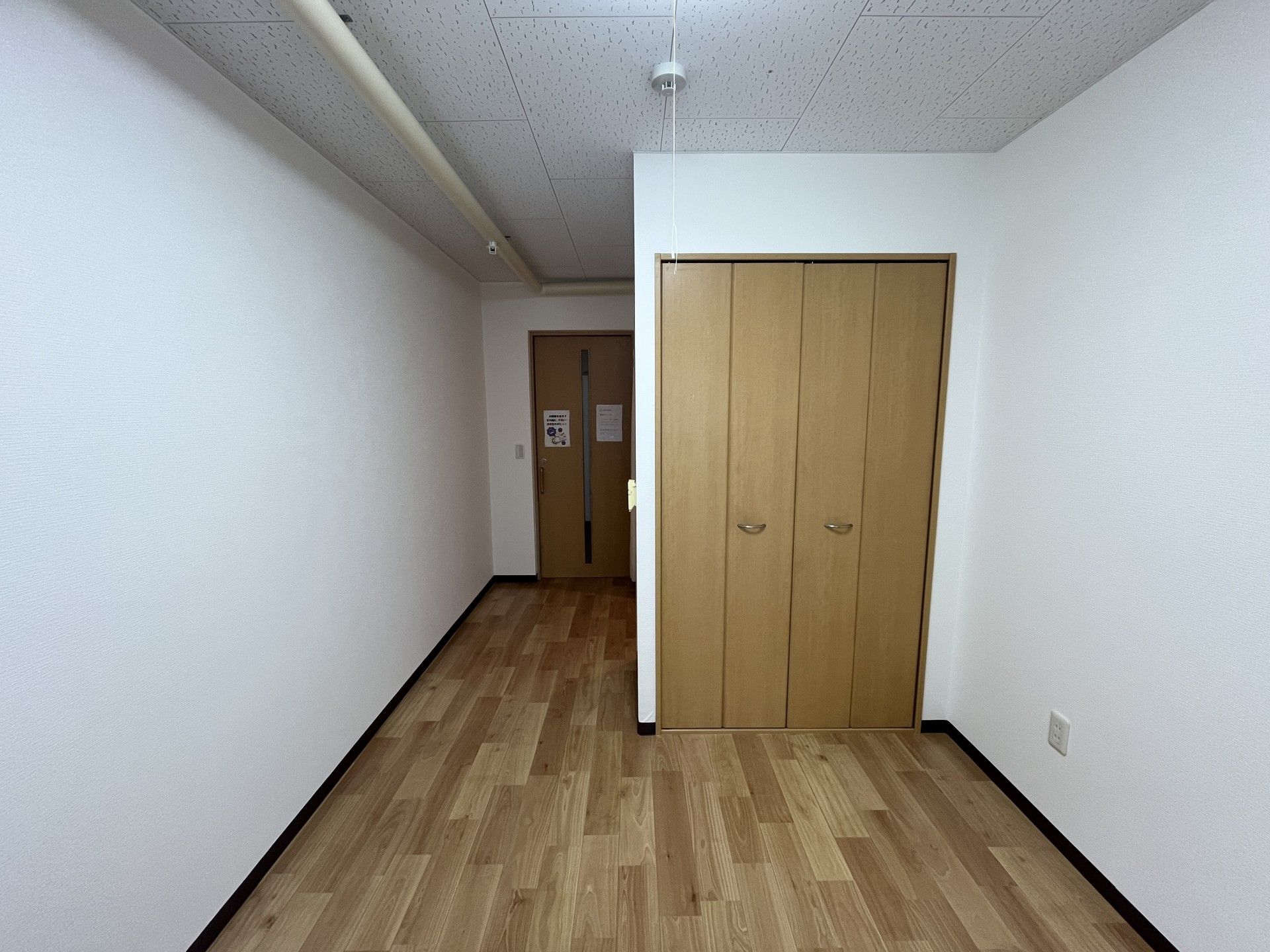 木製の扉と床の部屋