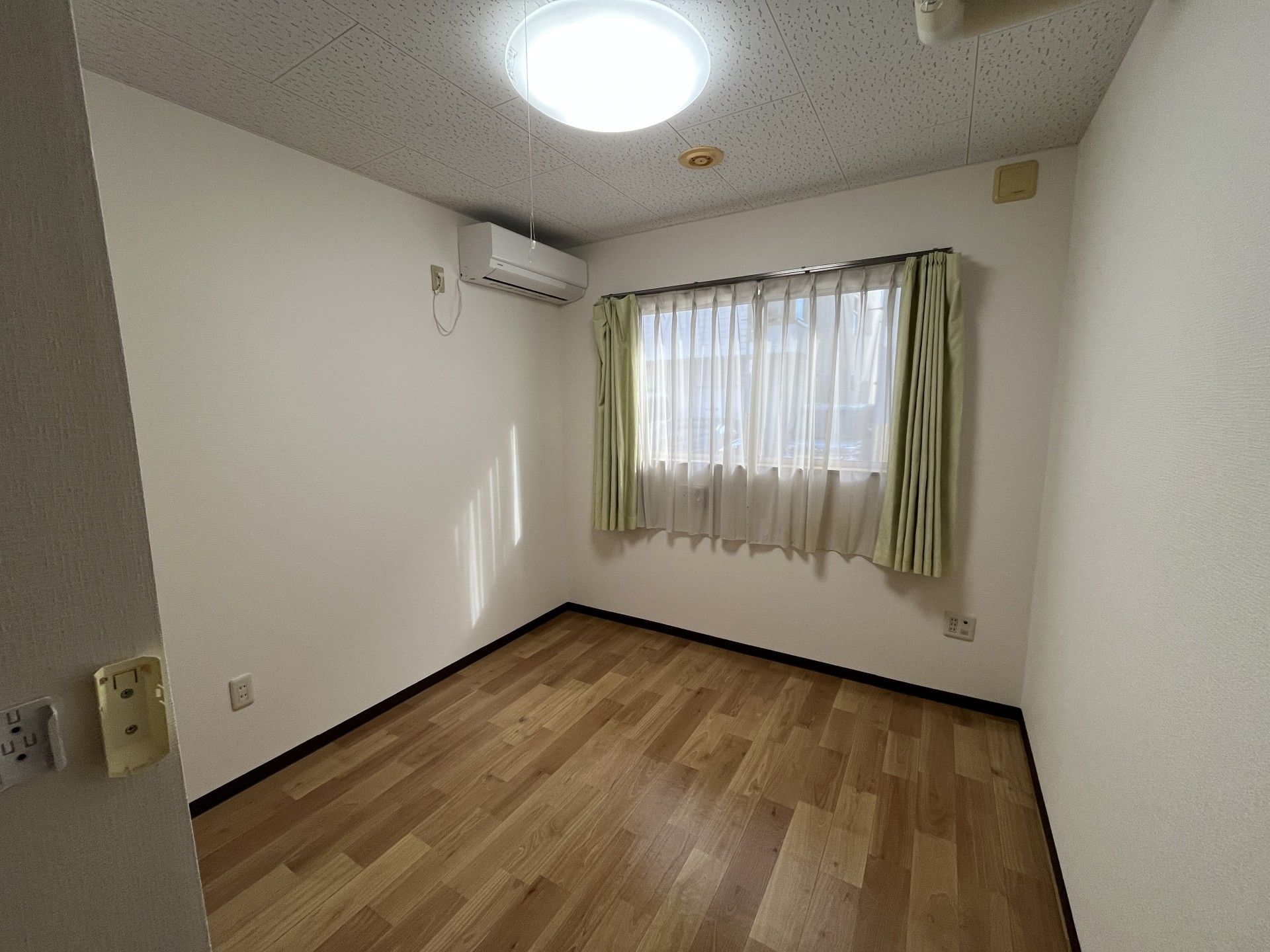 明るい個室の一角