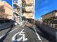 建物の外観と駐車場