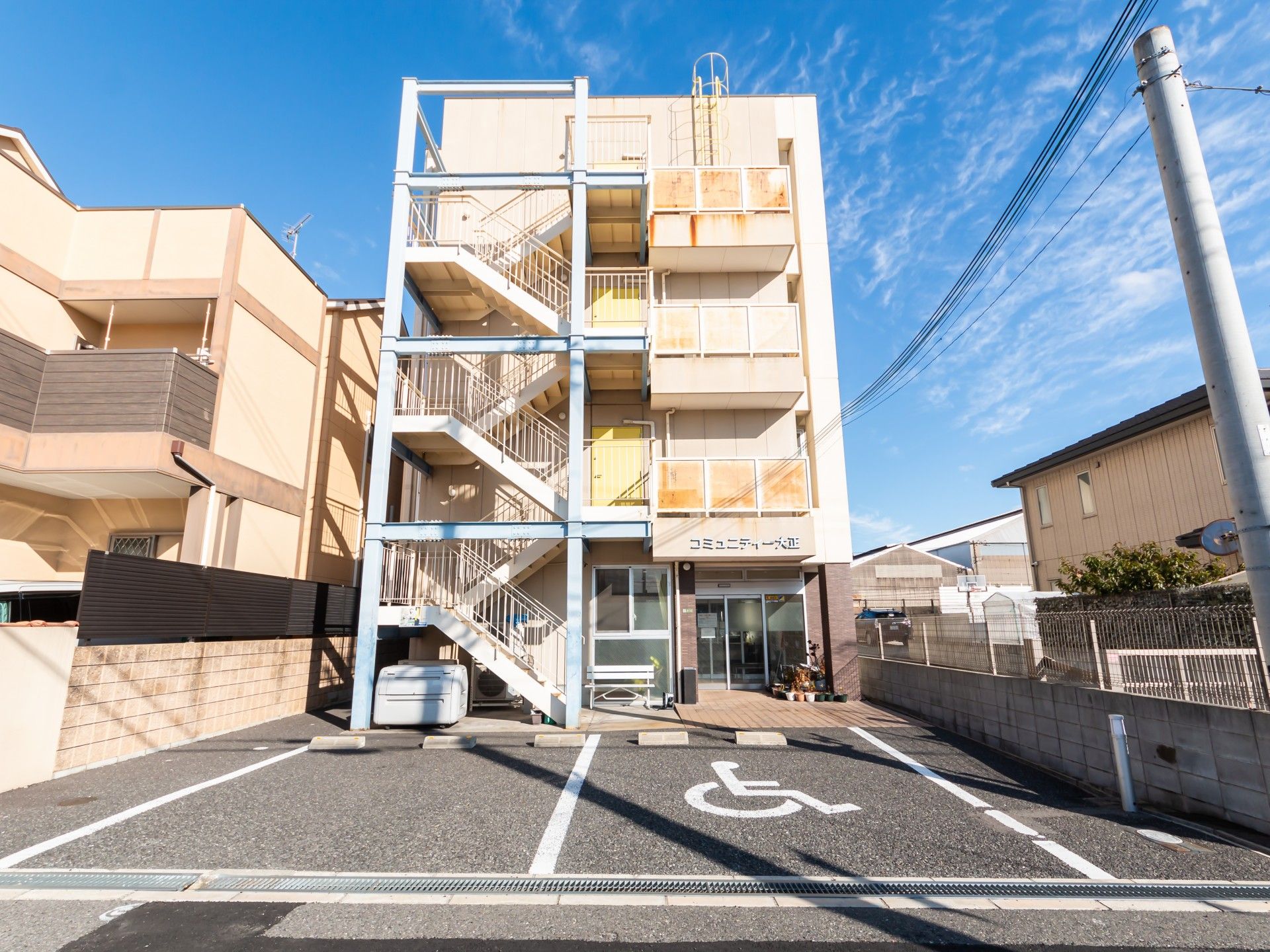駐車場と建物の外観