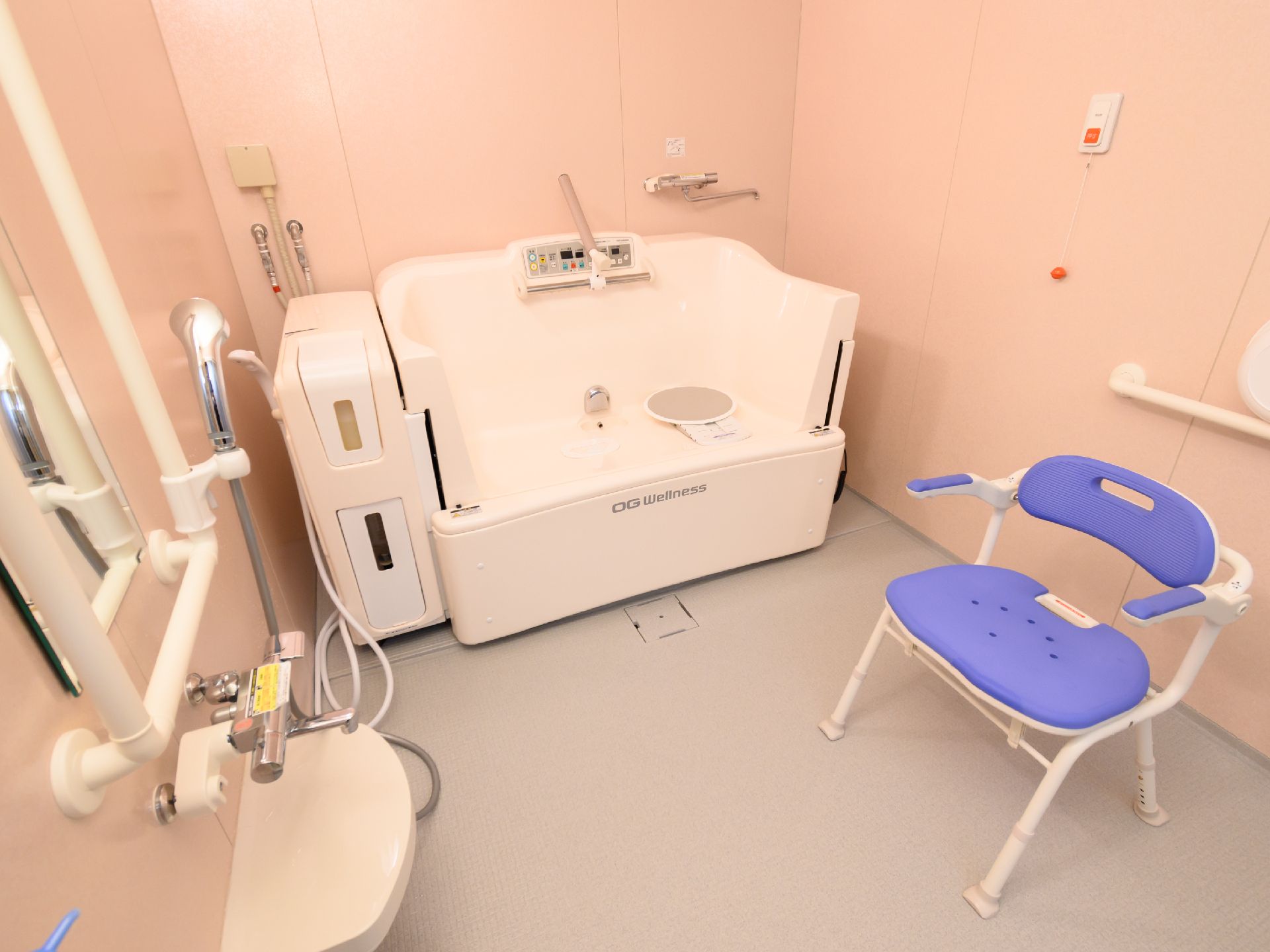 手すりが取り付けられ、髪や体が洗いやすいように椅子が置かれた浴室