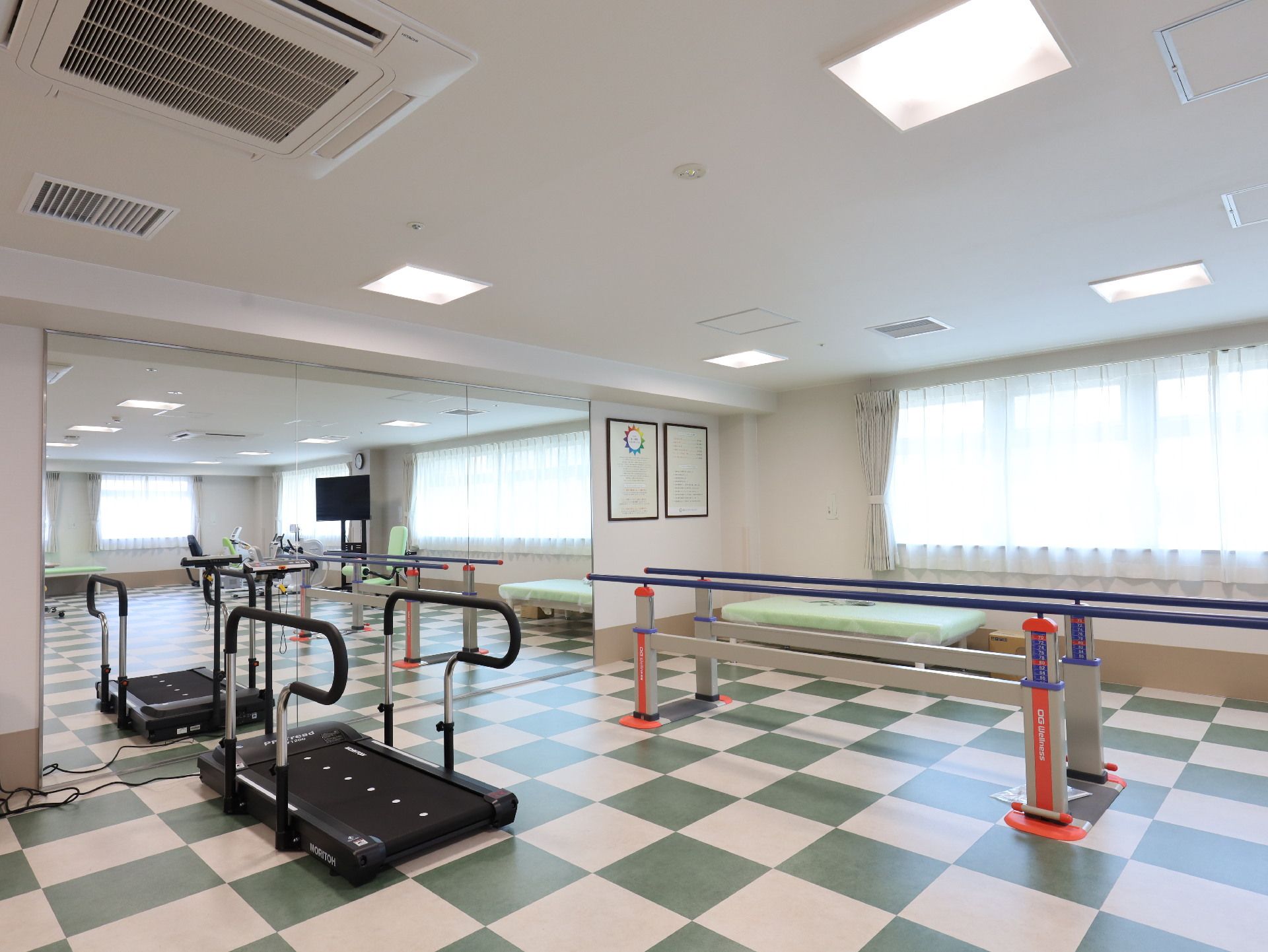 歩行訓練用平行棒などトレーニング用の器具が置いてある機能訓練室