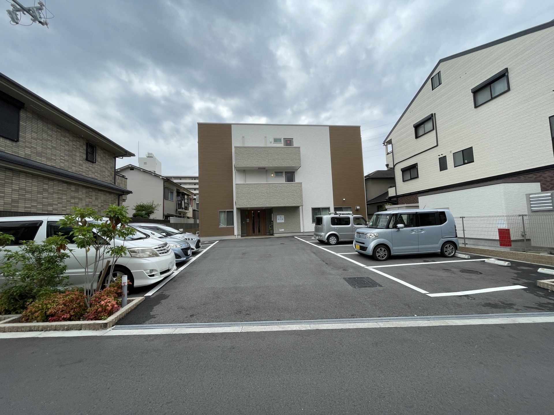 3階建ての高齢者住宅の外観