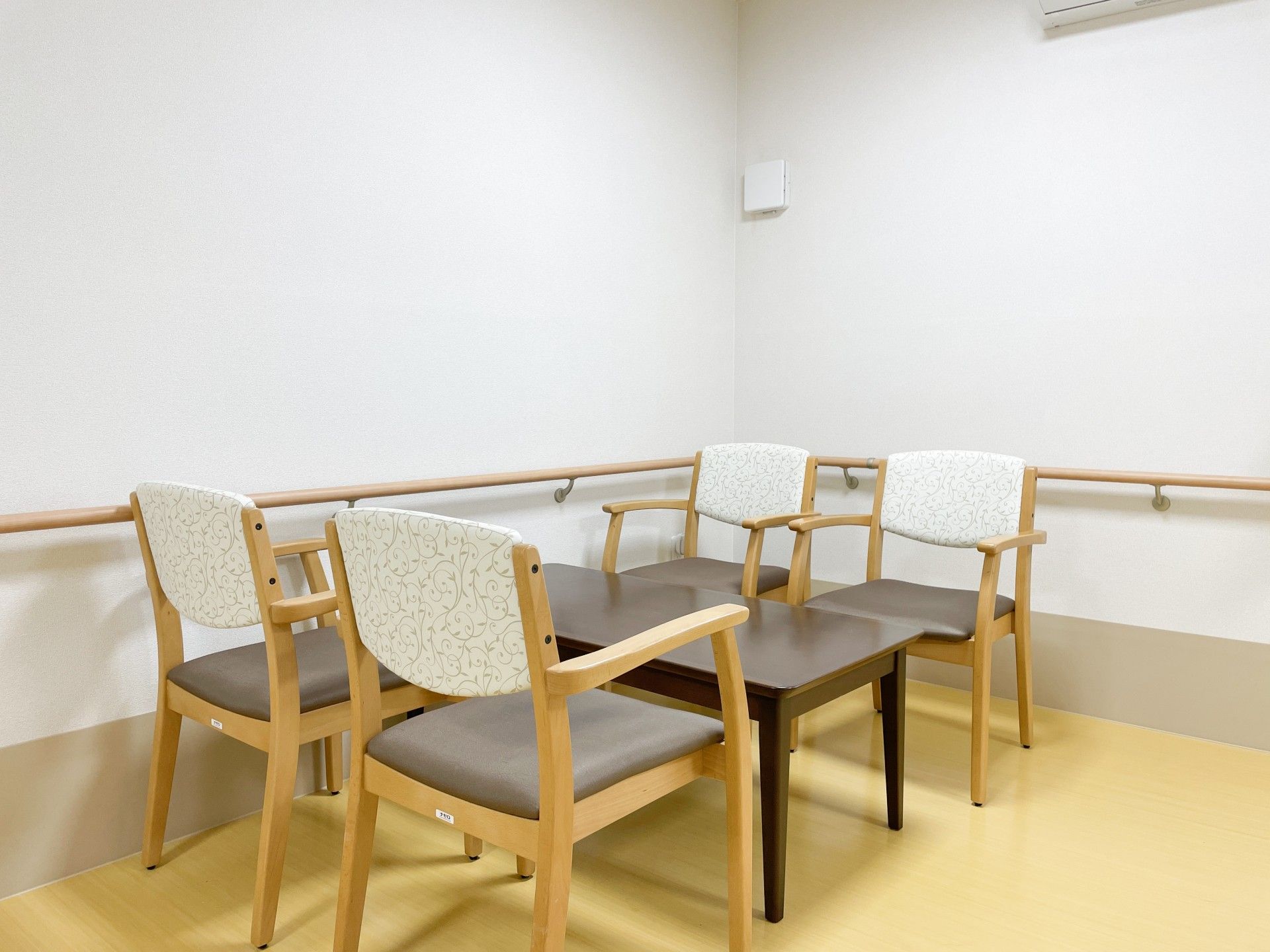 4人掛けのテーブルが設置された談話スペース