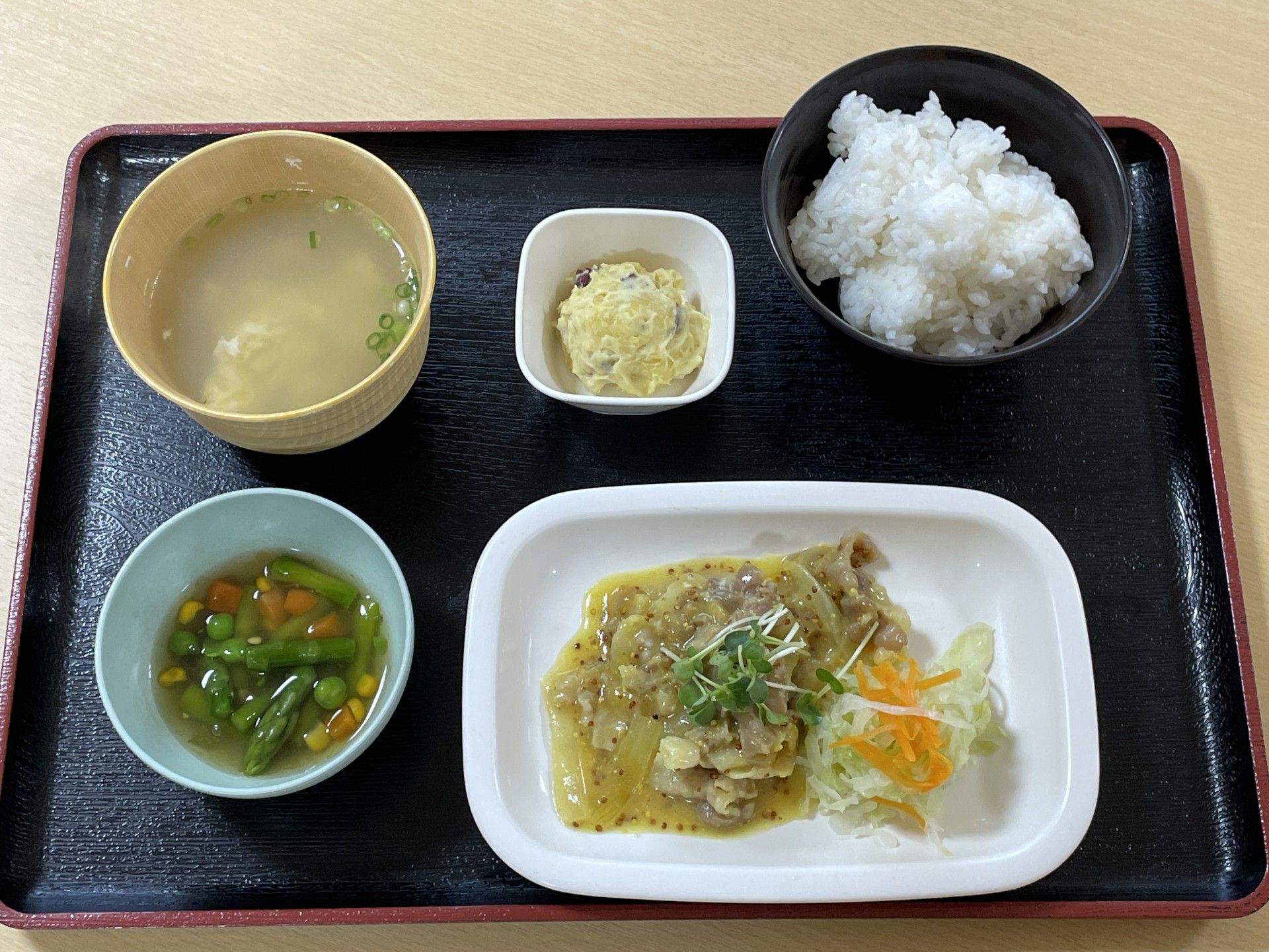 野菜や肉、ご飯と汁物のセット