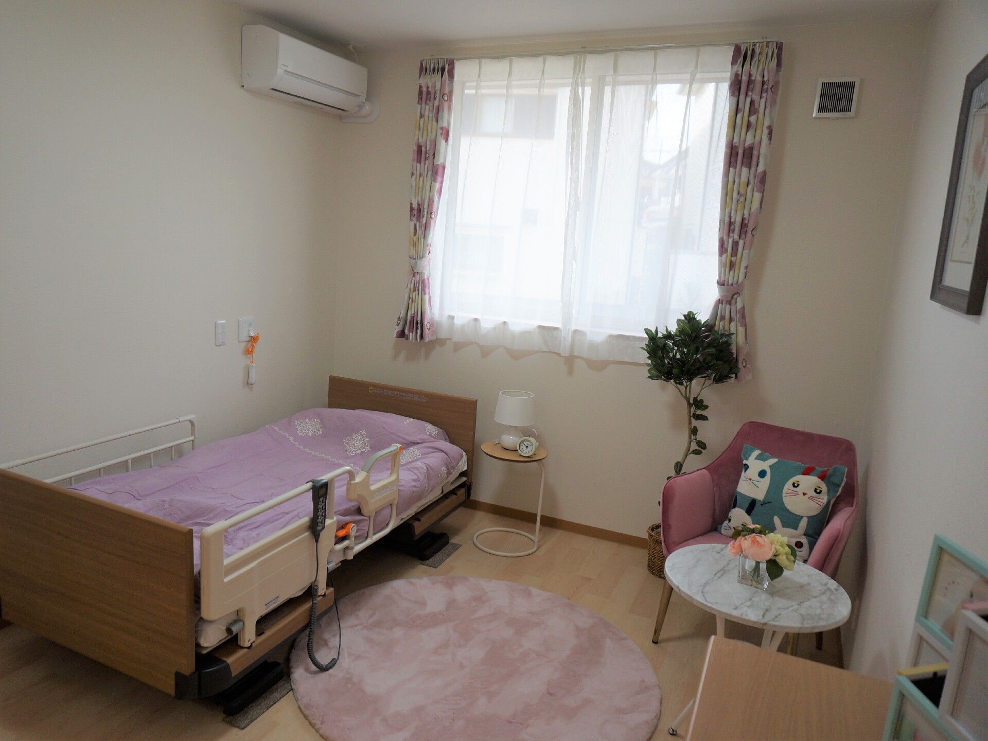 車いすに乗った男性とその人に話しかけている女性。家族で話している様子を写した写真
