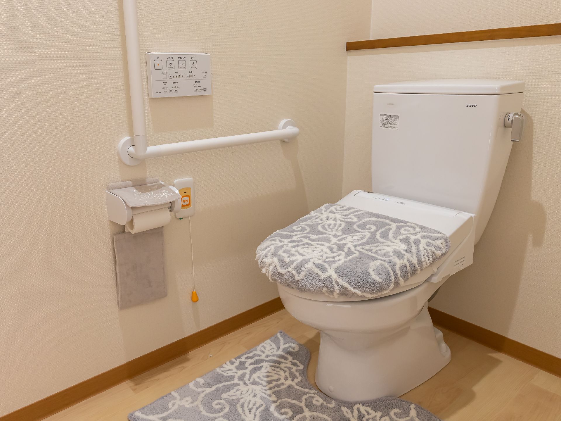 手すりが設置された、各部屋につながる廊下