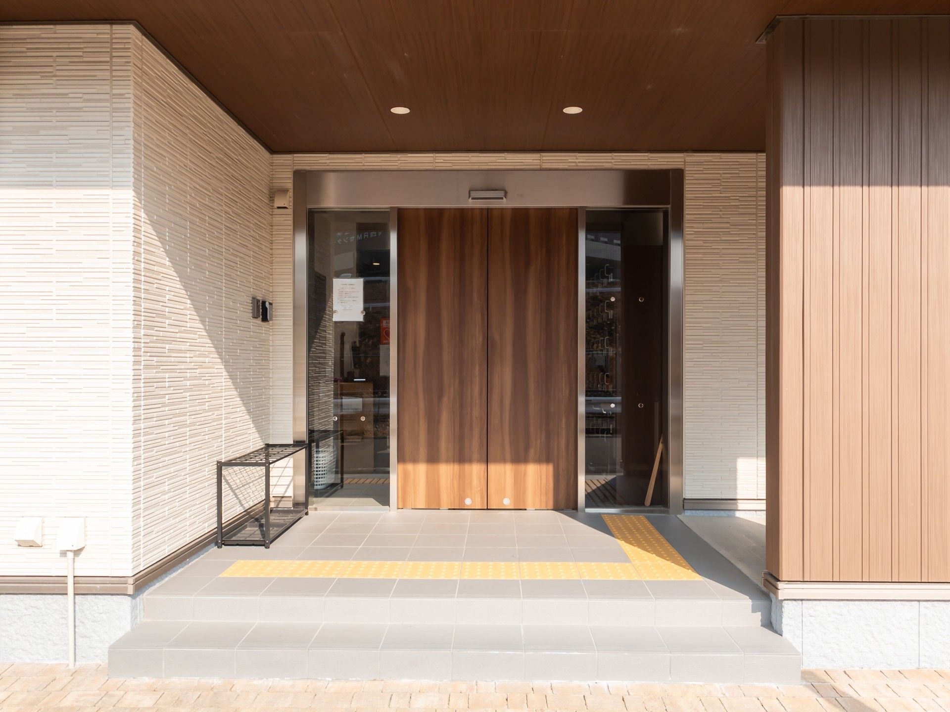 木製の扉がある玄関
