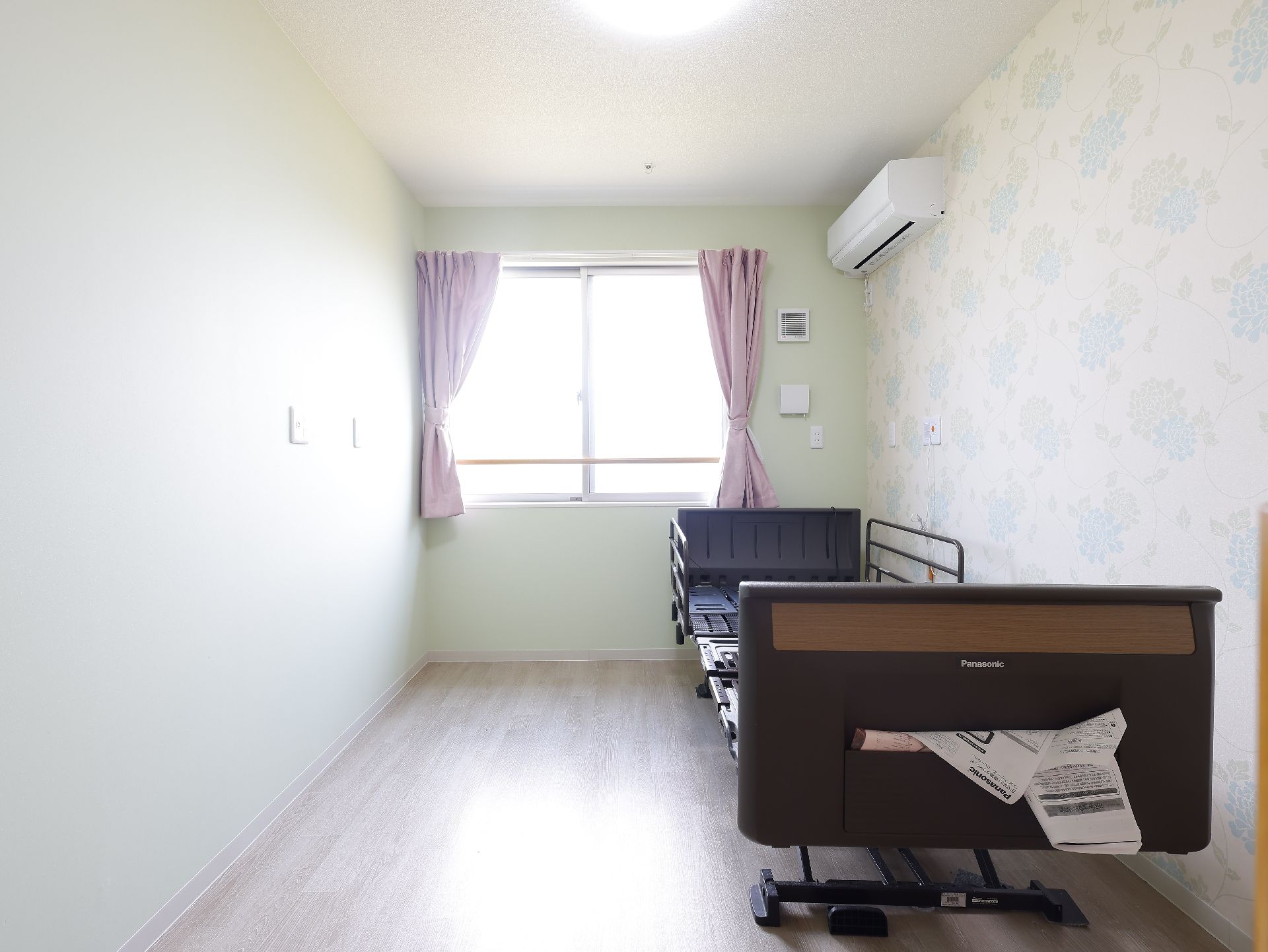 介護ベッドのある居室