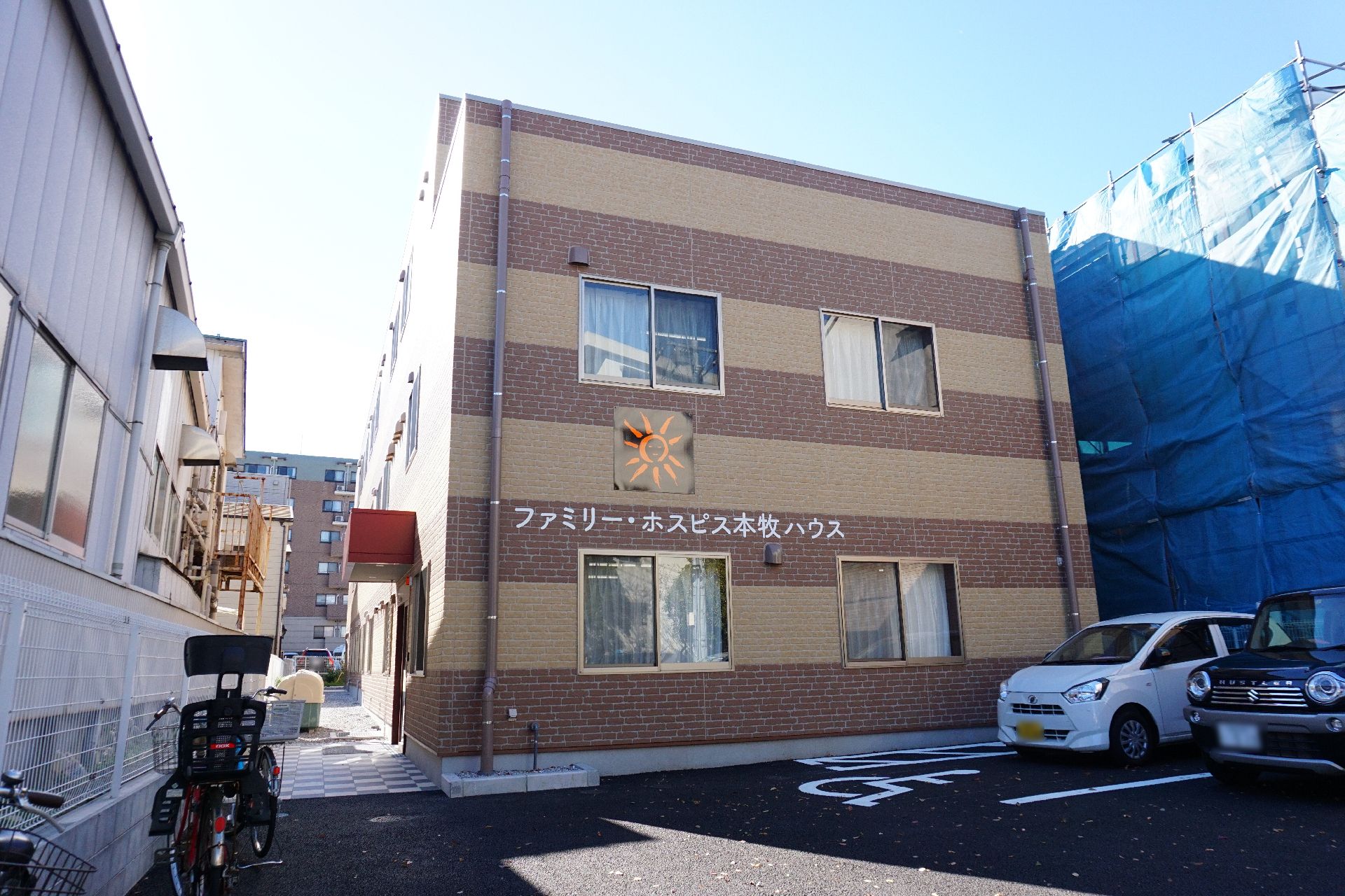2色の独特の色合いを持つ見た目で、遠くからでも施設の場所がわかる外観