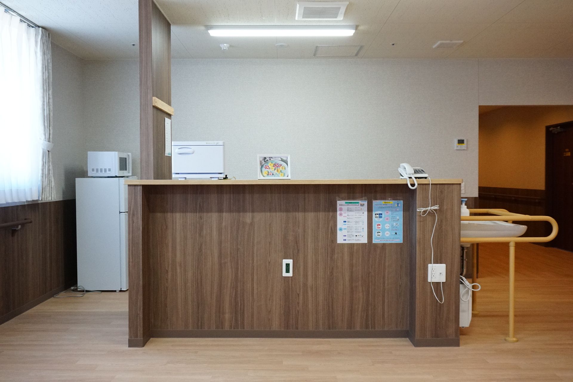 玄関から入ってすぐ横にあり、初めて来館した人にもわかりやすい受付