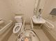 快適な手すり付きトイレ空間