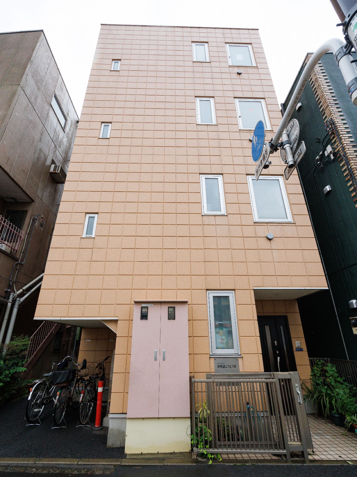 オレンジの色合いで細長い介護施設の外観