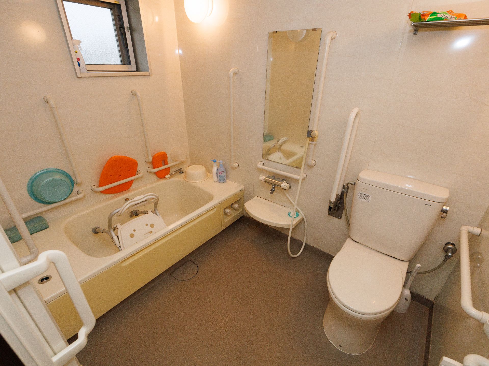 浴槽とトイレが設置されている浴室
