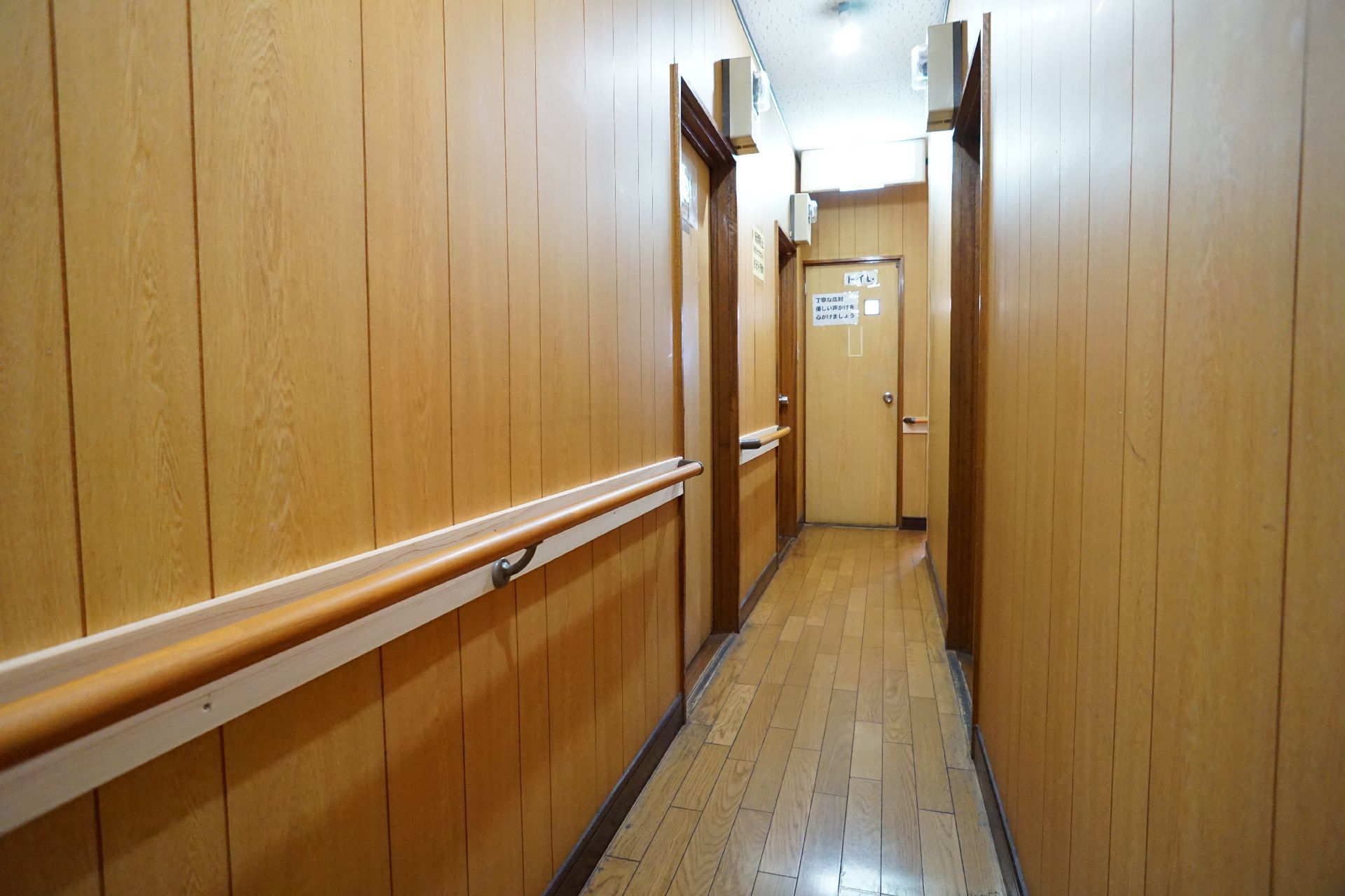 手すりを備えた廊下
