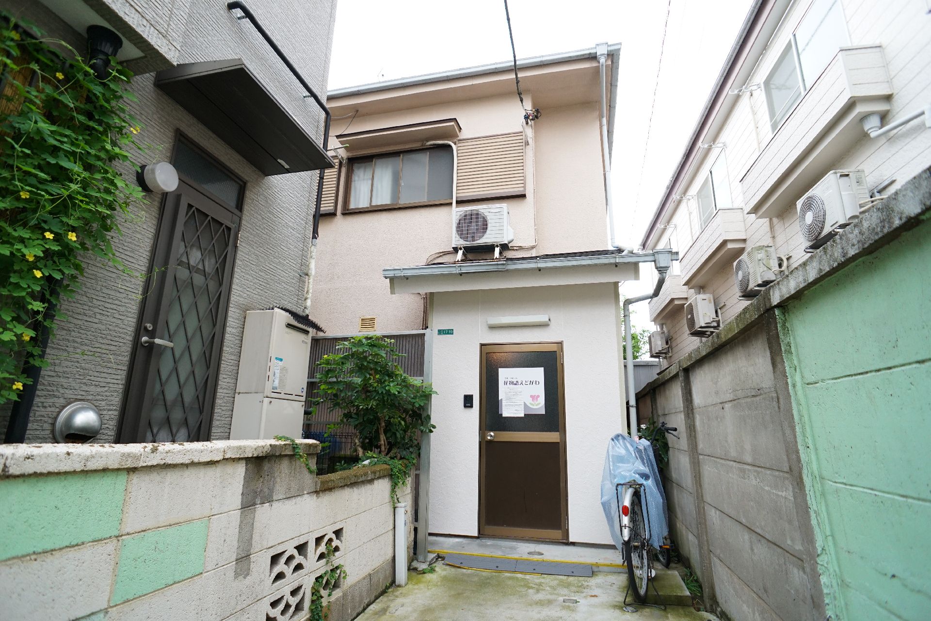 落ち着いた色調の2階建ての施設