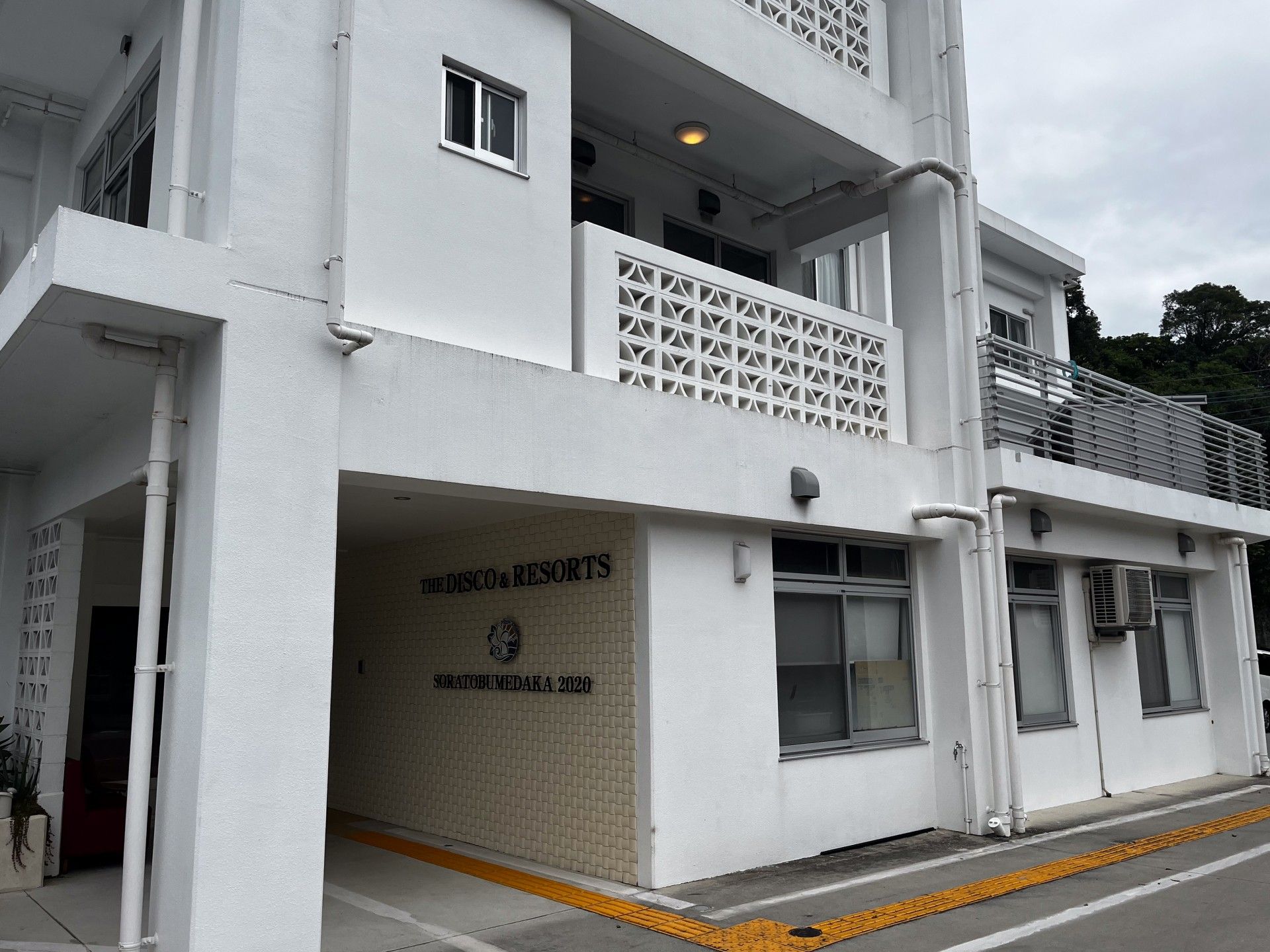 白い建物の外観
